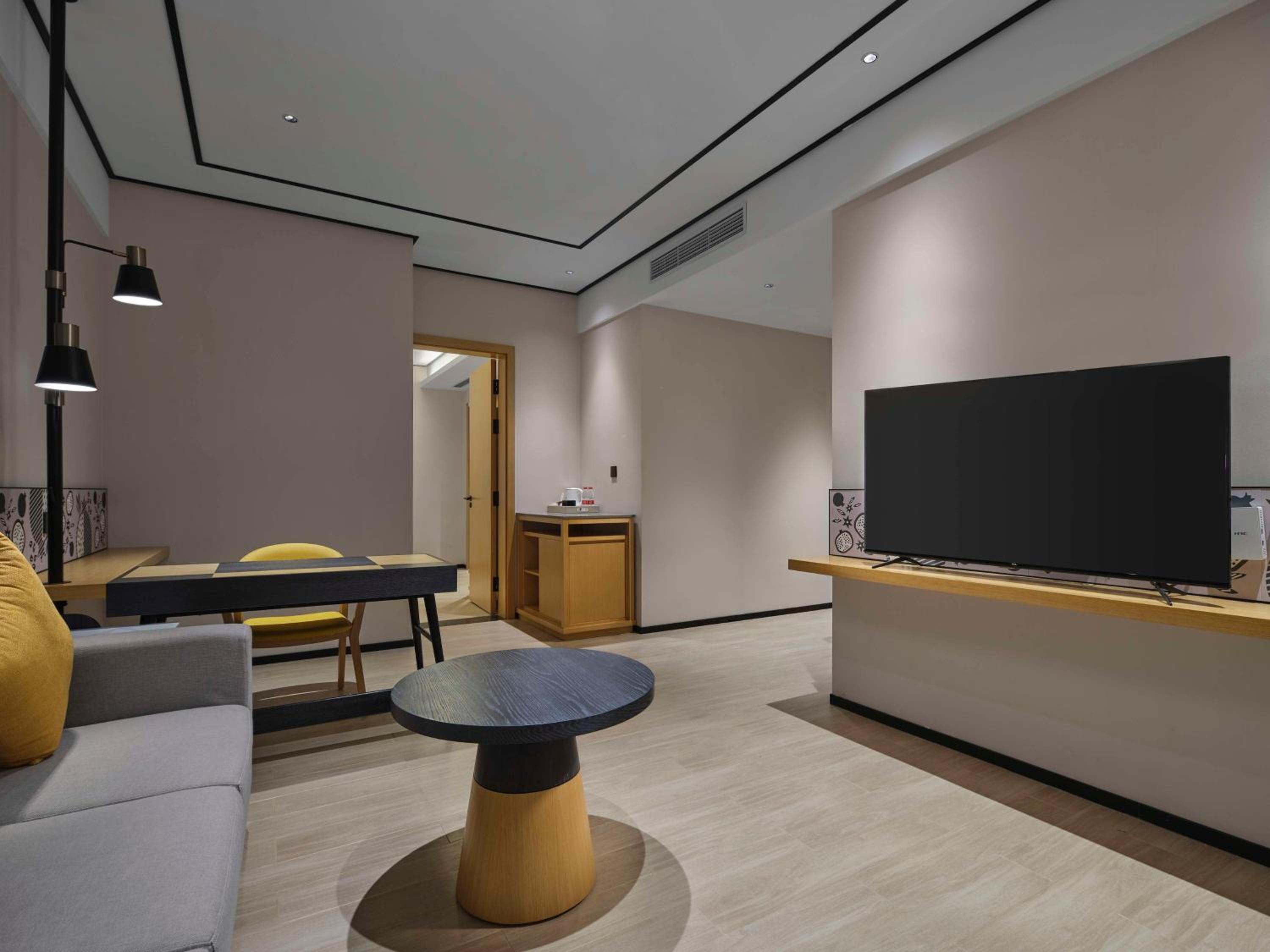 Deluxe King Suite - Photo 1