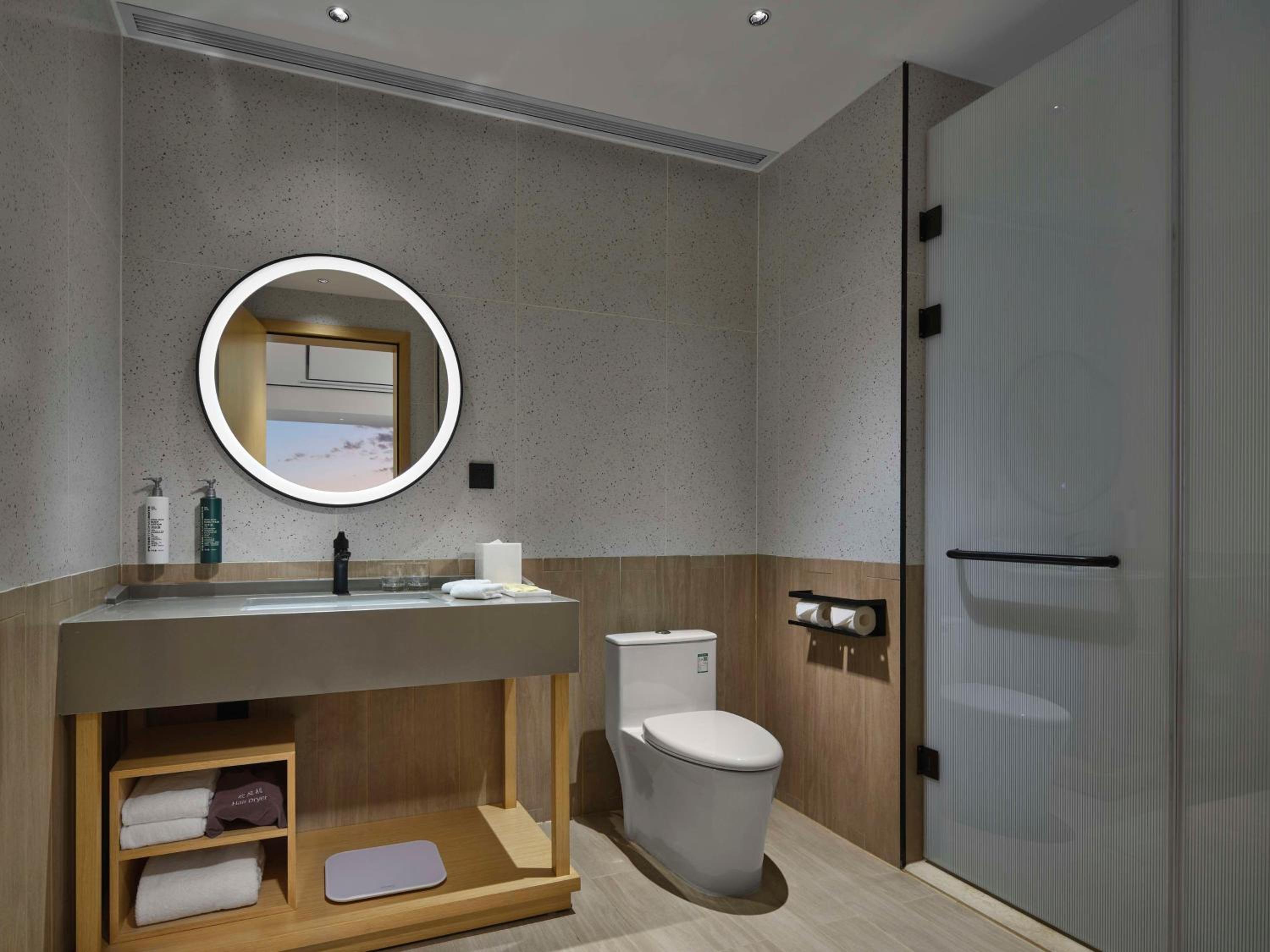 Deluxe King Suite - Photo 4