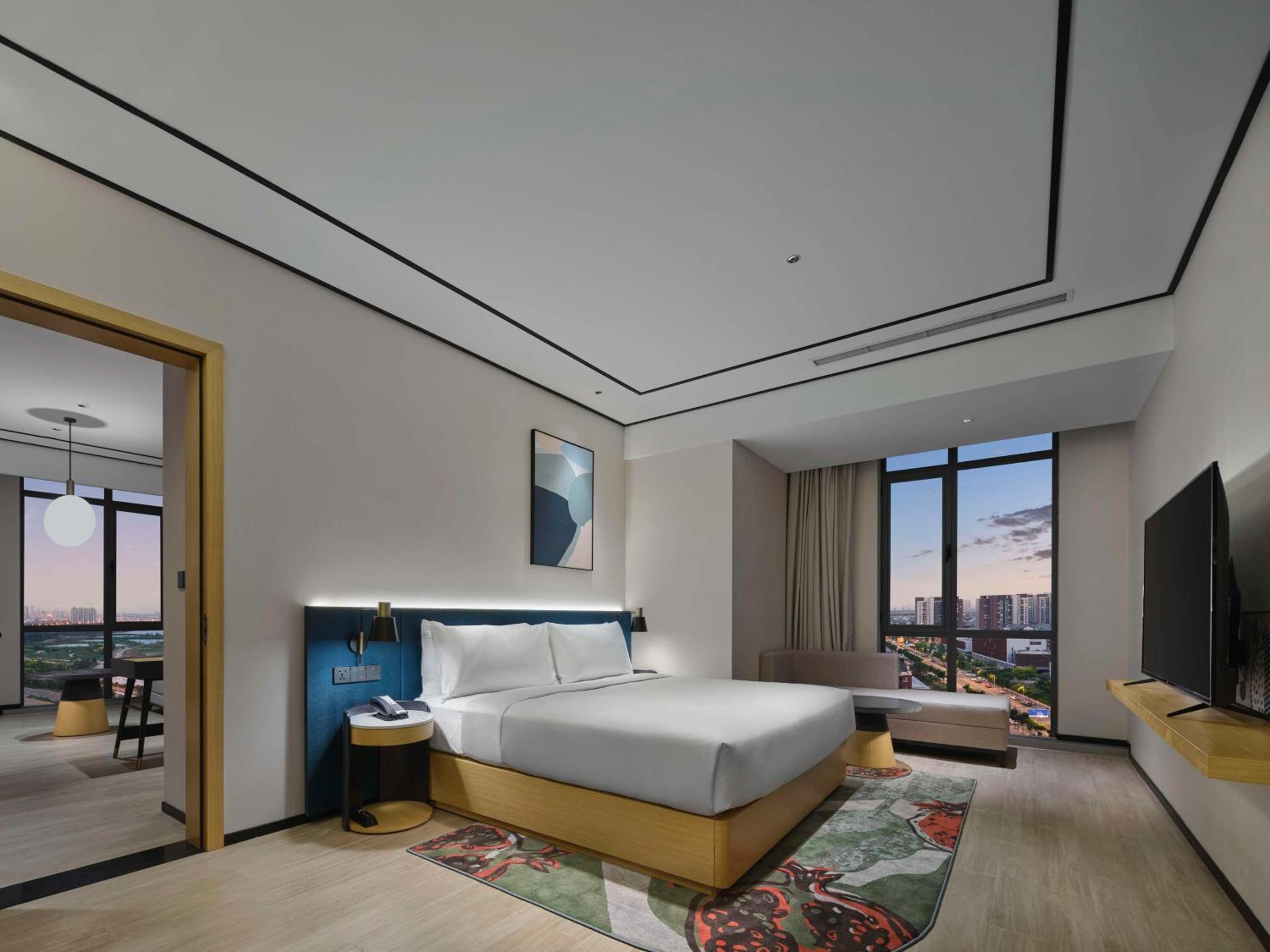 Deluxe King Suite - Photo 2