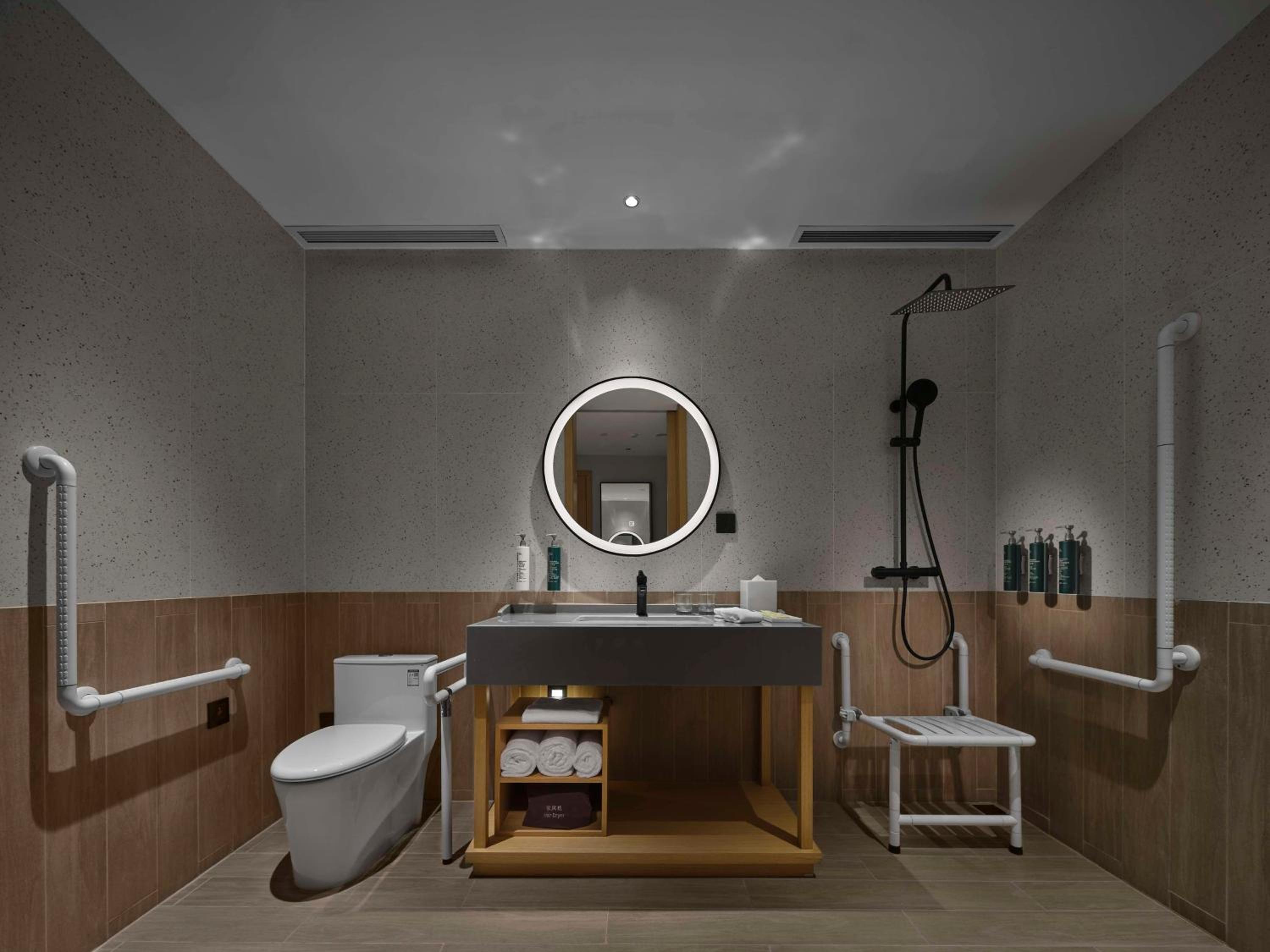 King Room - Mobility Accessible  - Photo 2