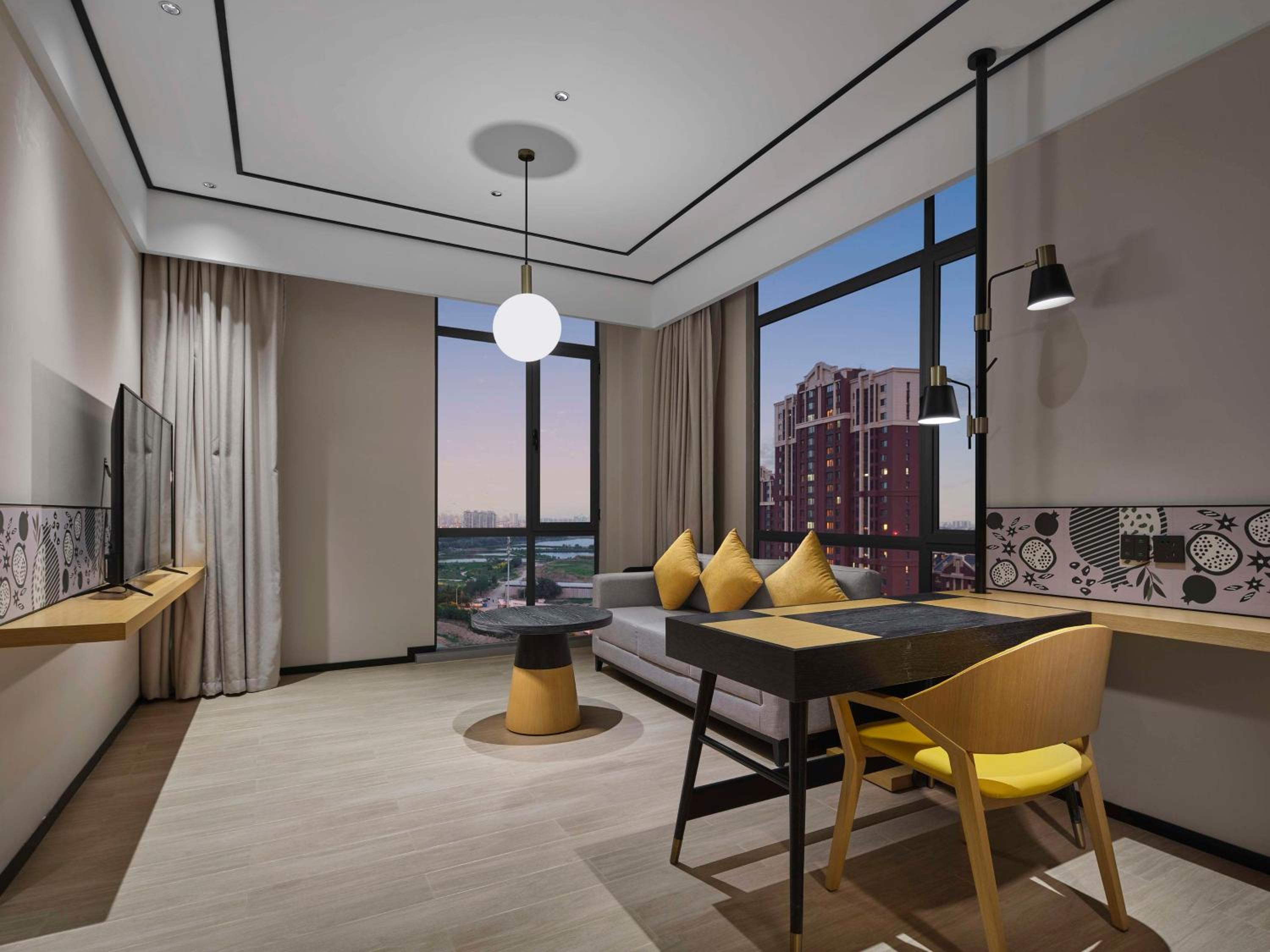 Deluxe King Suite - Photo 3