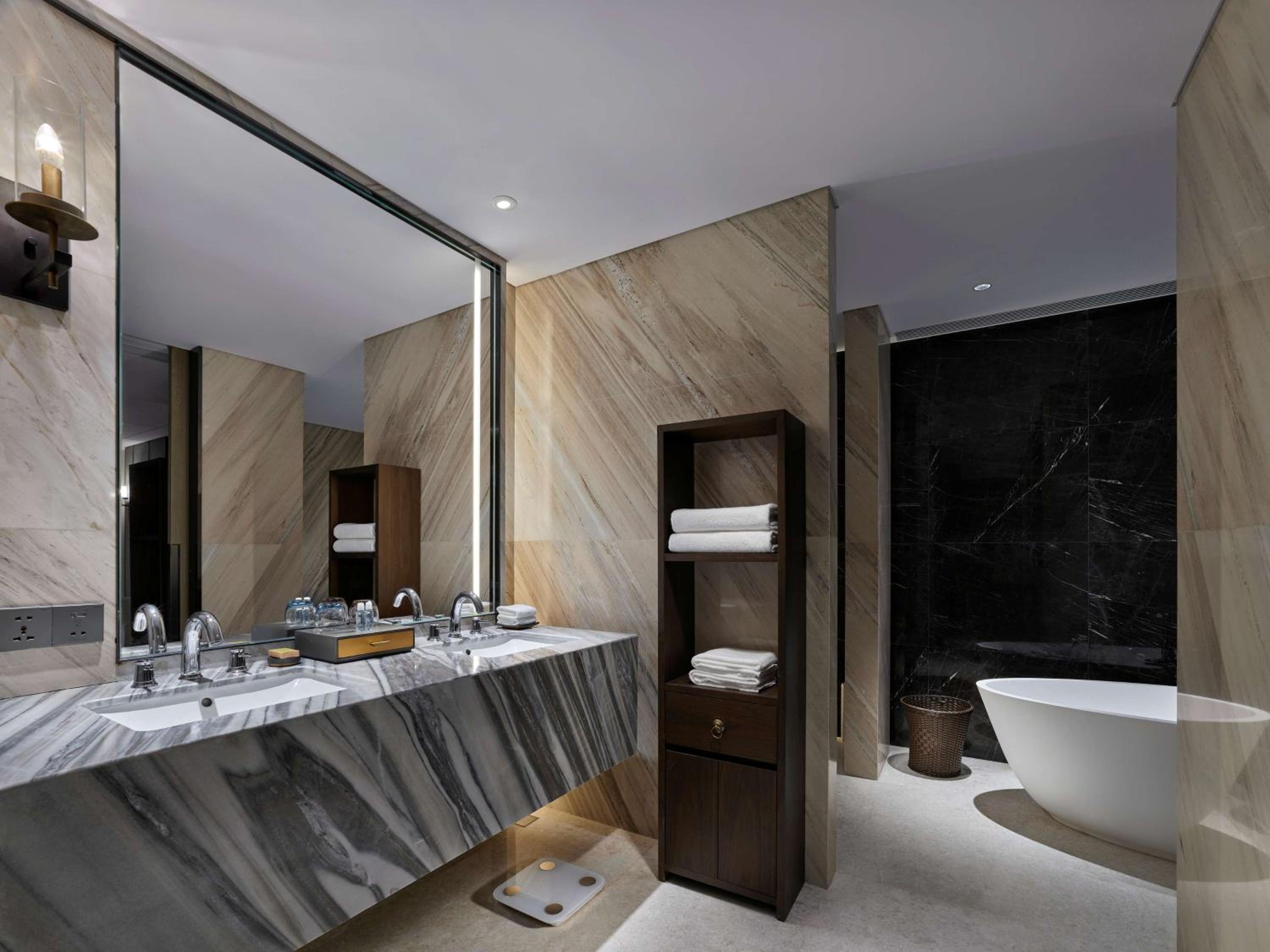 Deluxe King Suite - Photo 5