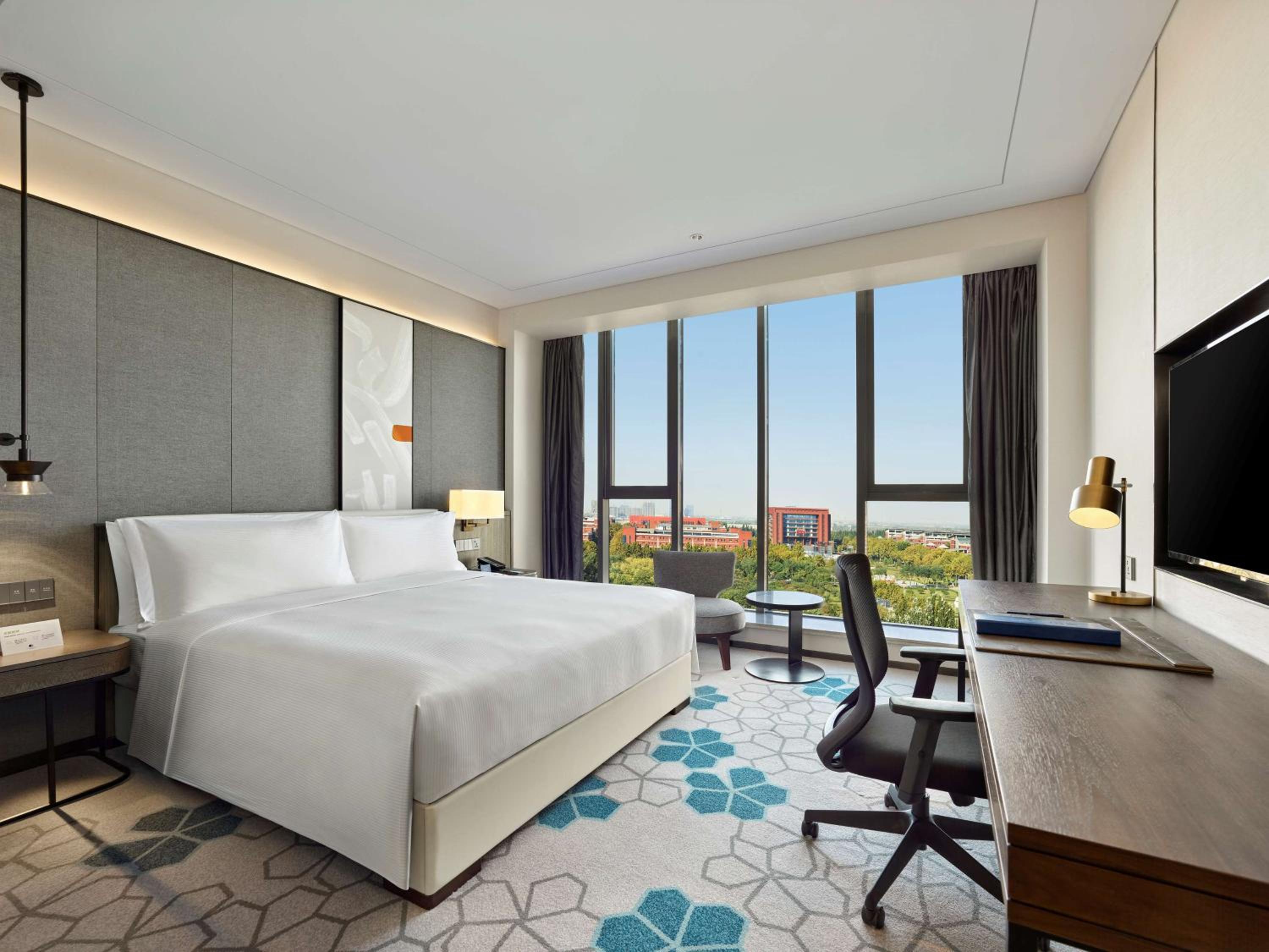 Deluxe King Room - Photo 3