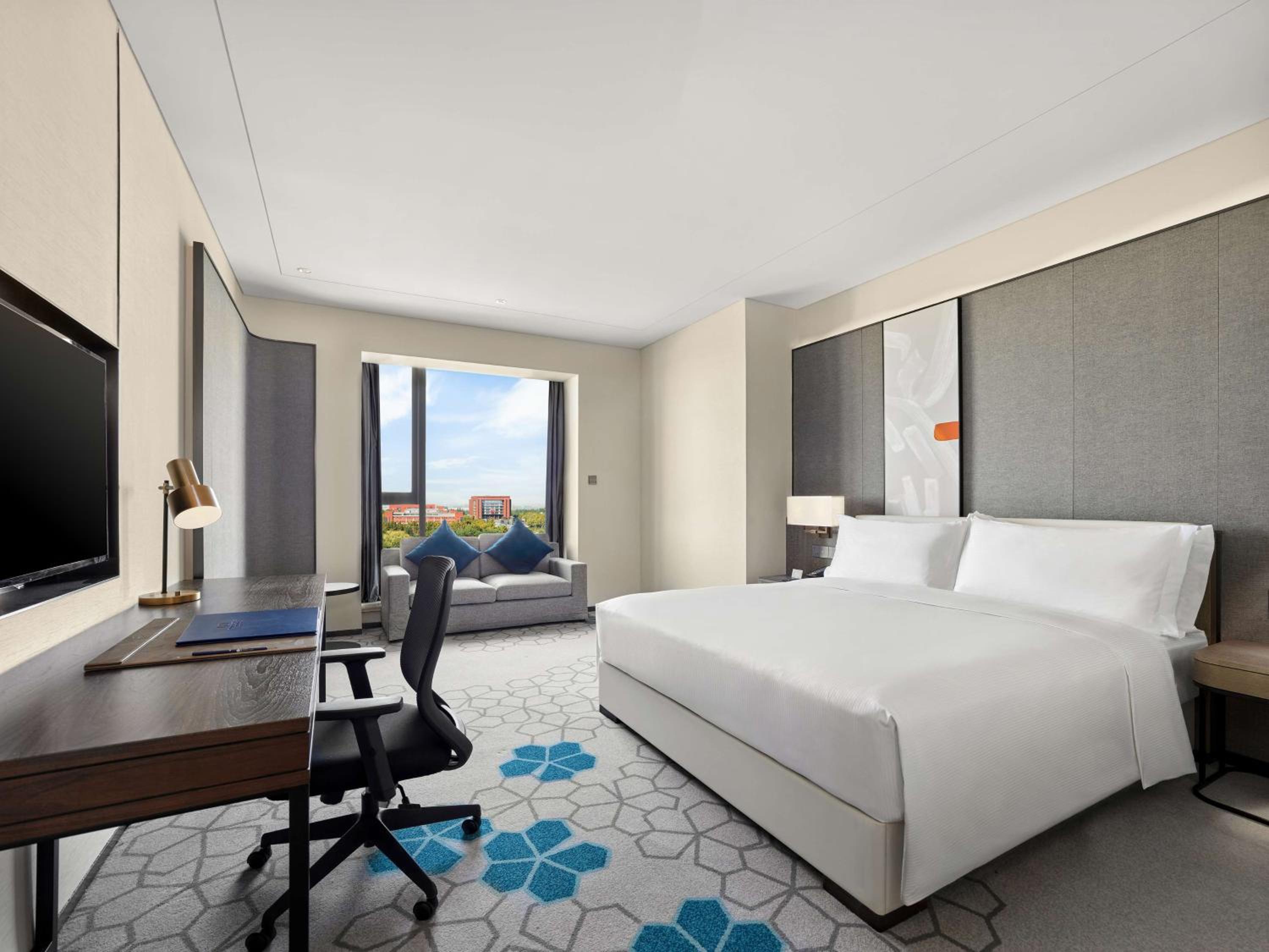 Deluxe King Room - Photo 2