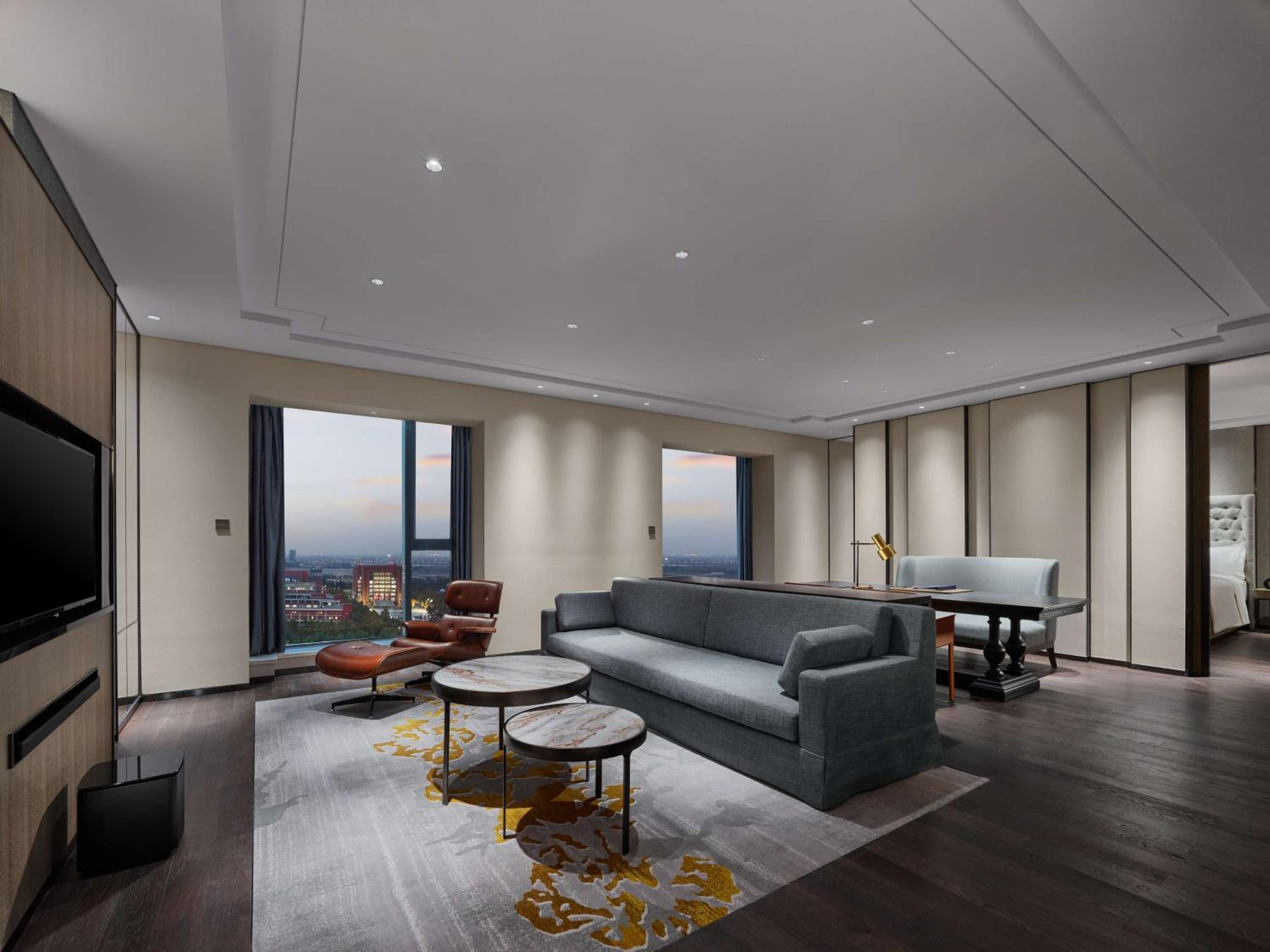 Premium King Suite - Photo 3