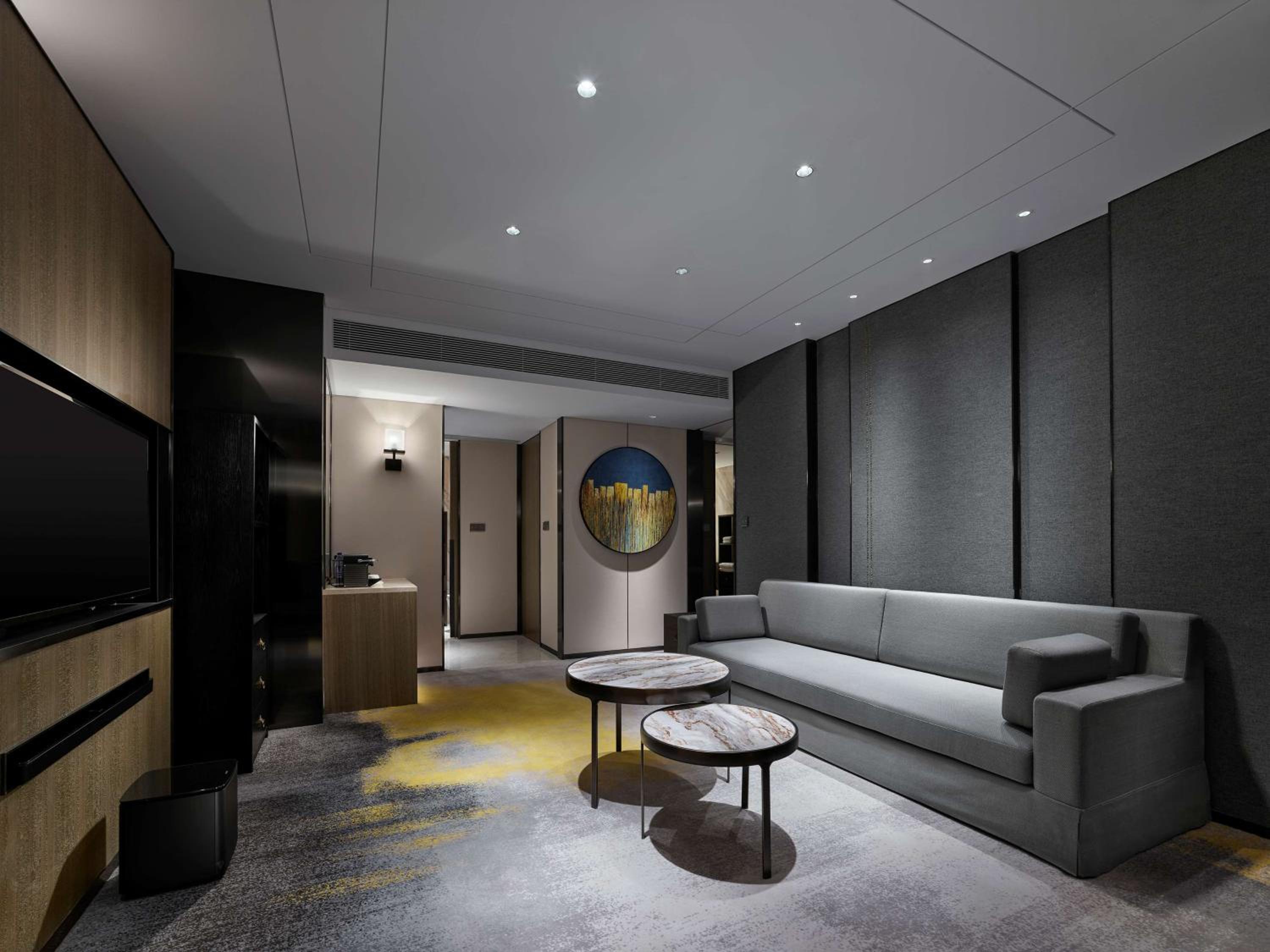 Deluxe King Suite - Photo 2