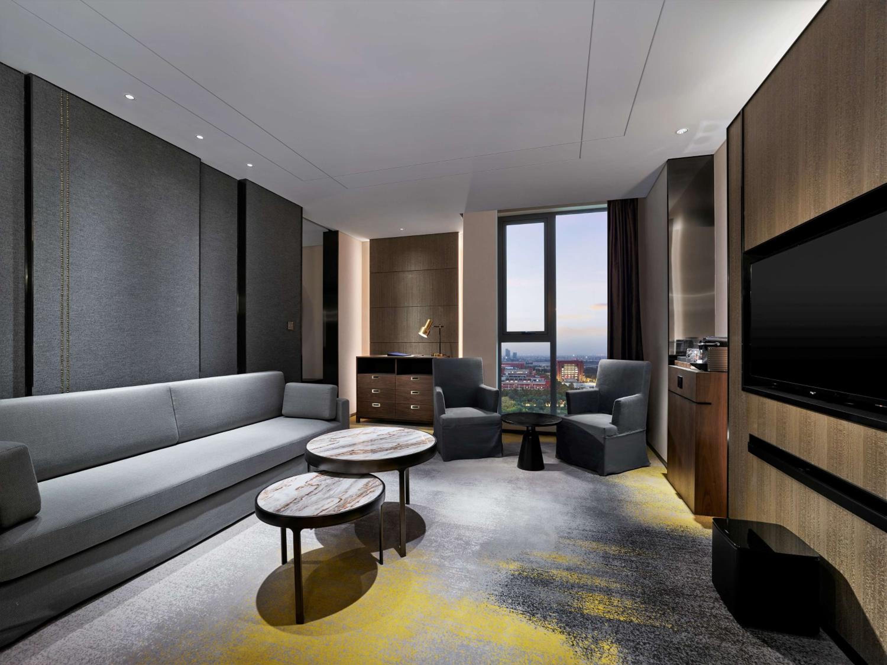 Deluxe King Suite - Photo 4