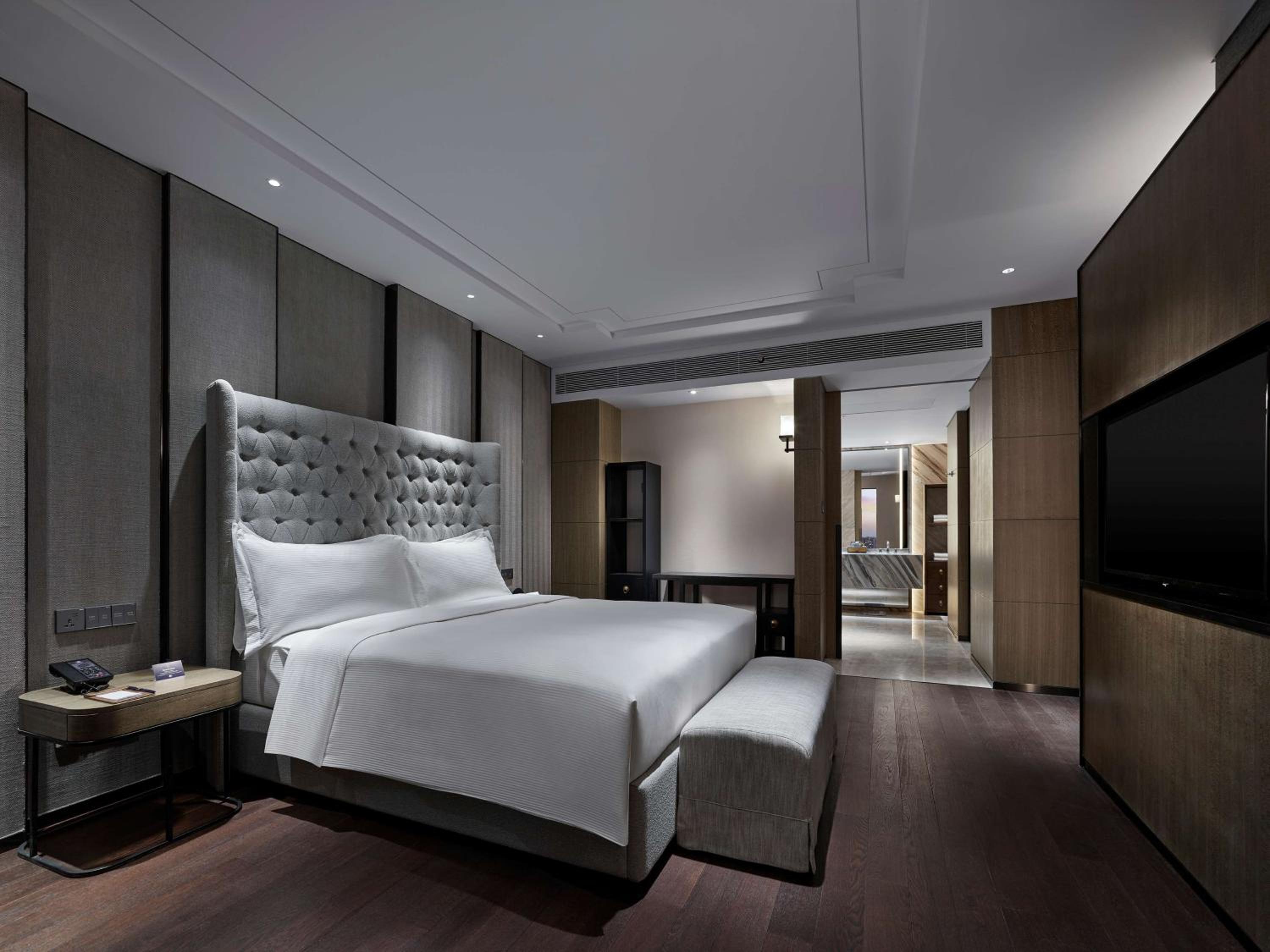 Deluxe King Suite - Photo 3