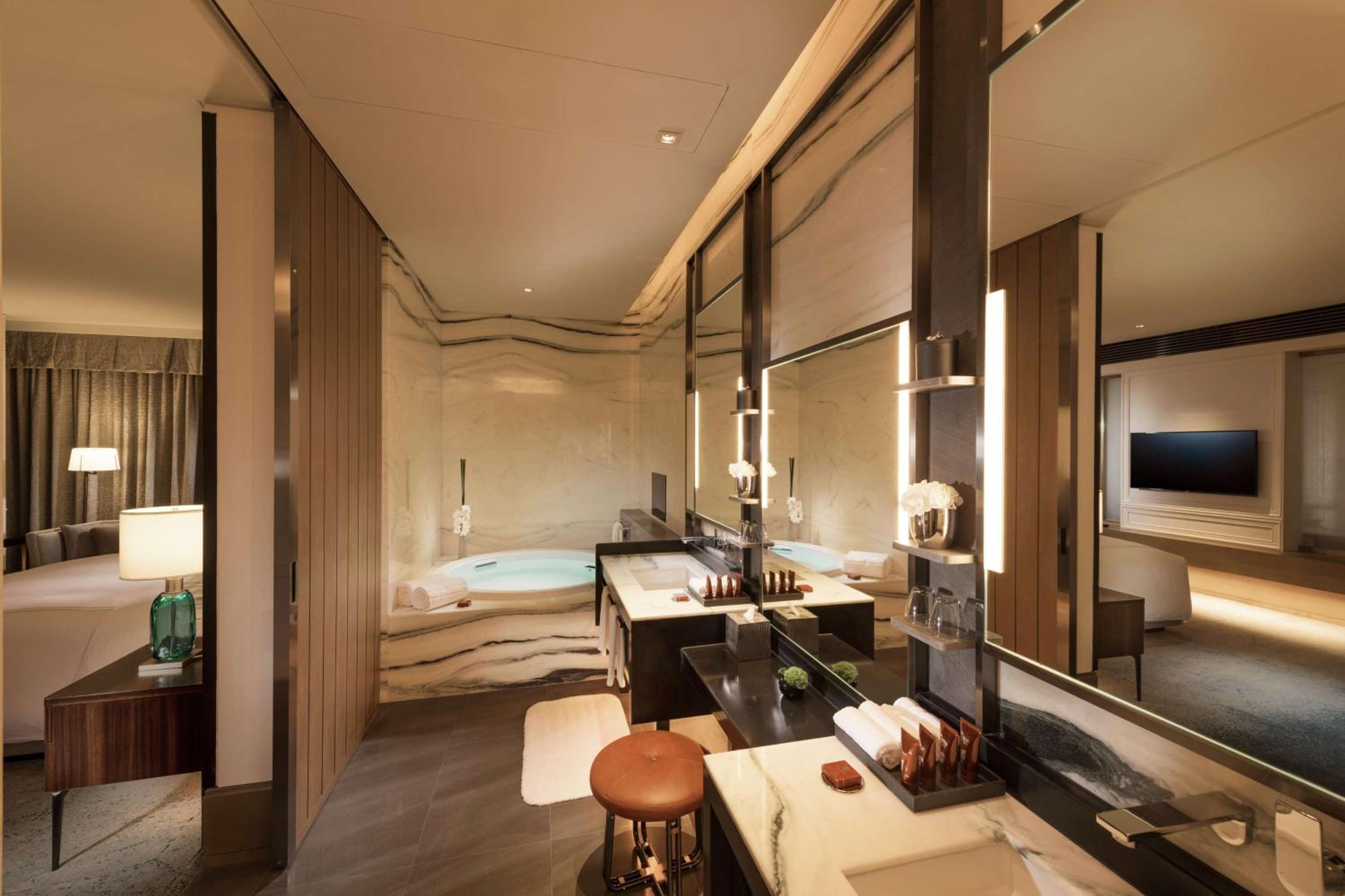 Premium King Suite - Photo 5