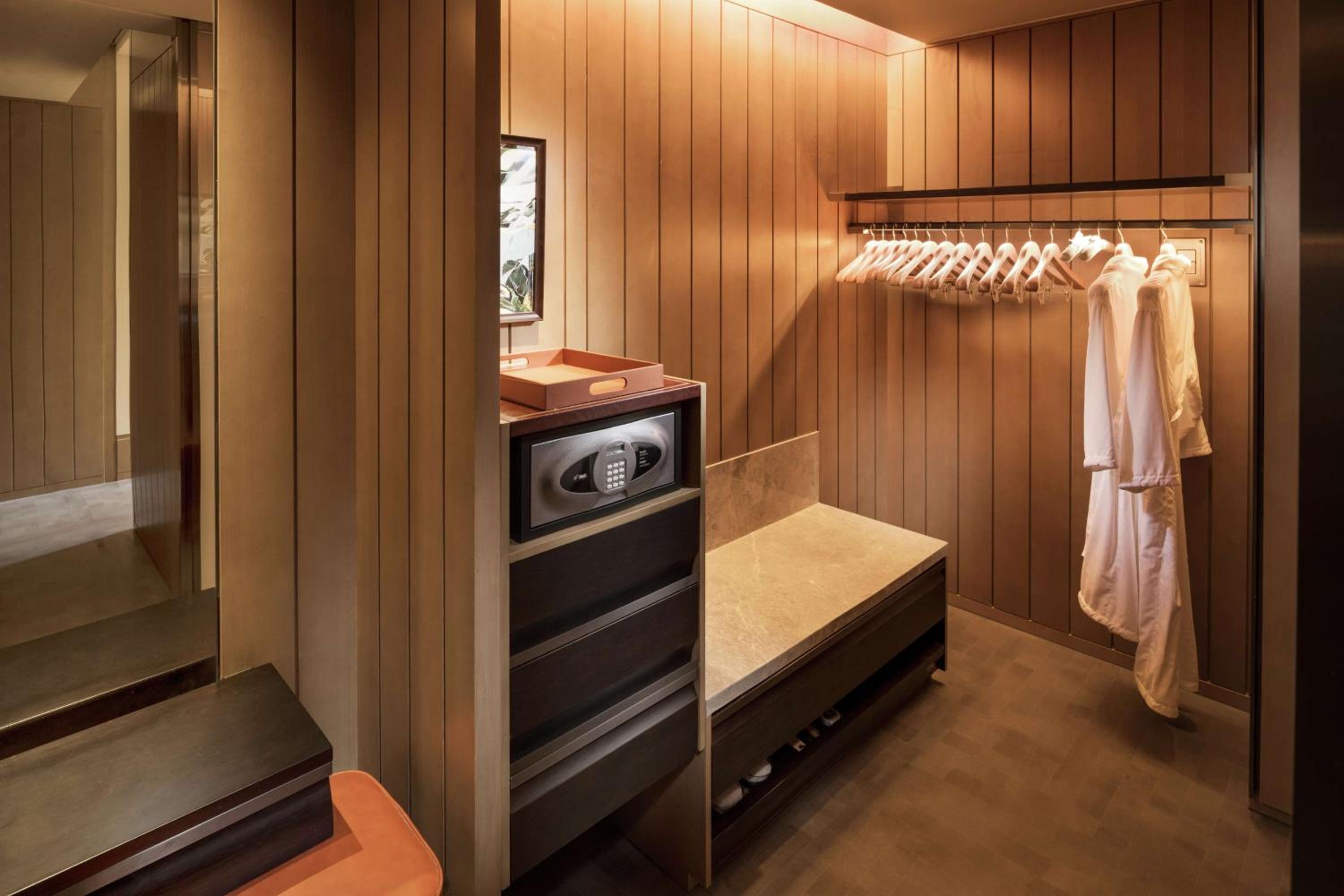 Executive King Room - Photo 5