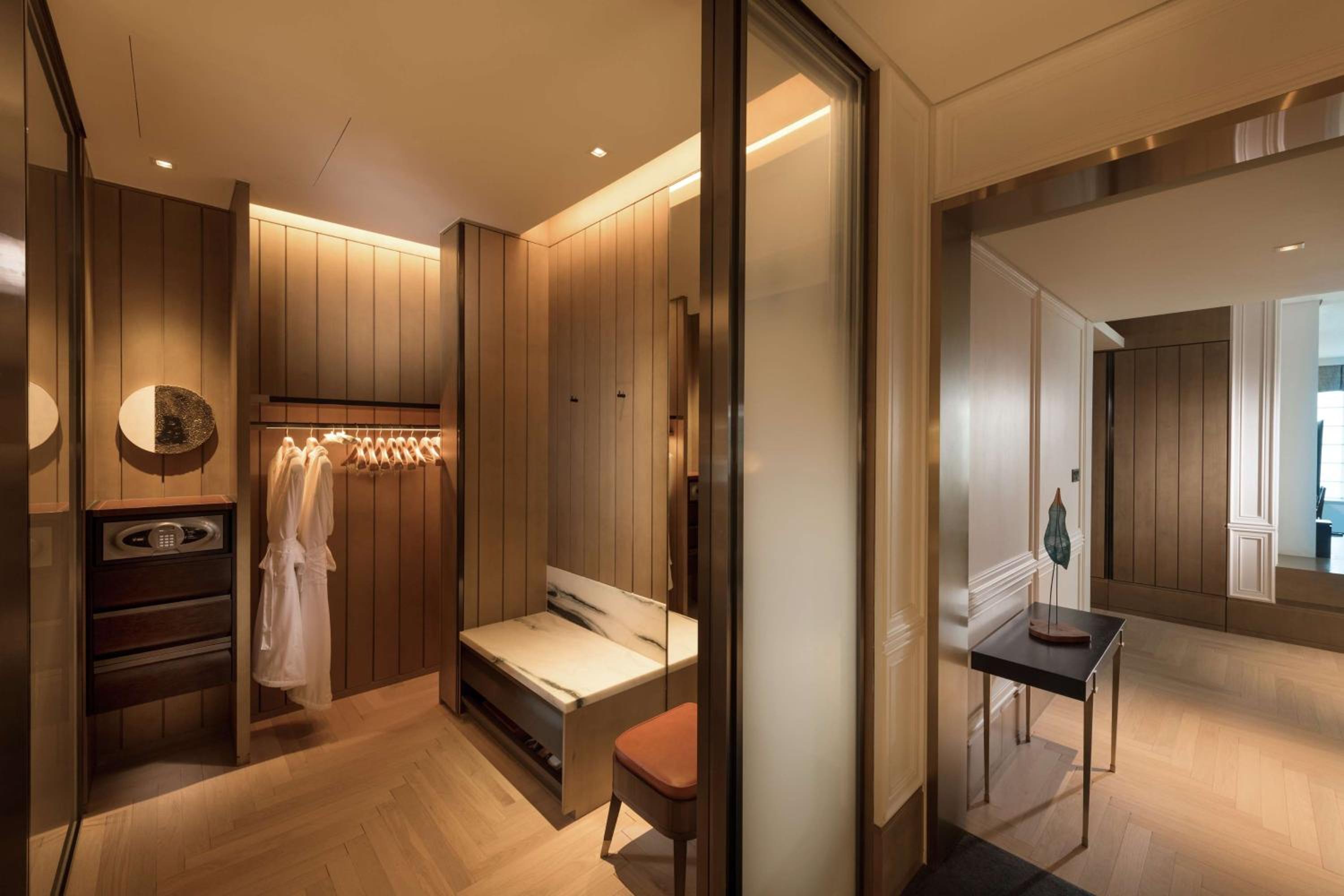 Premium King Suite - Photo 4