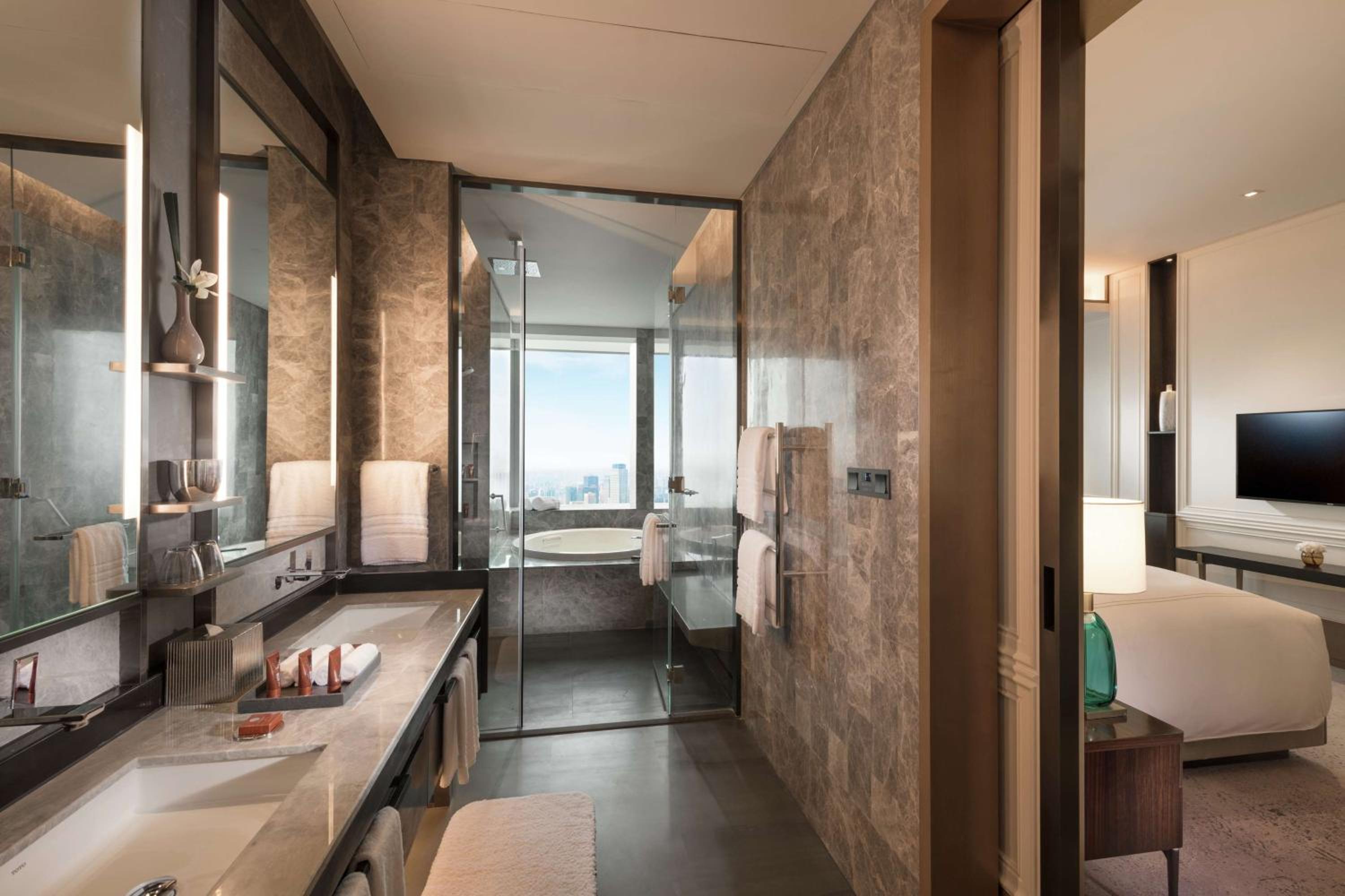 Premium King Room - Photo 4