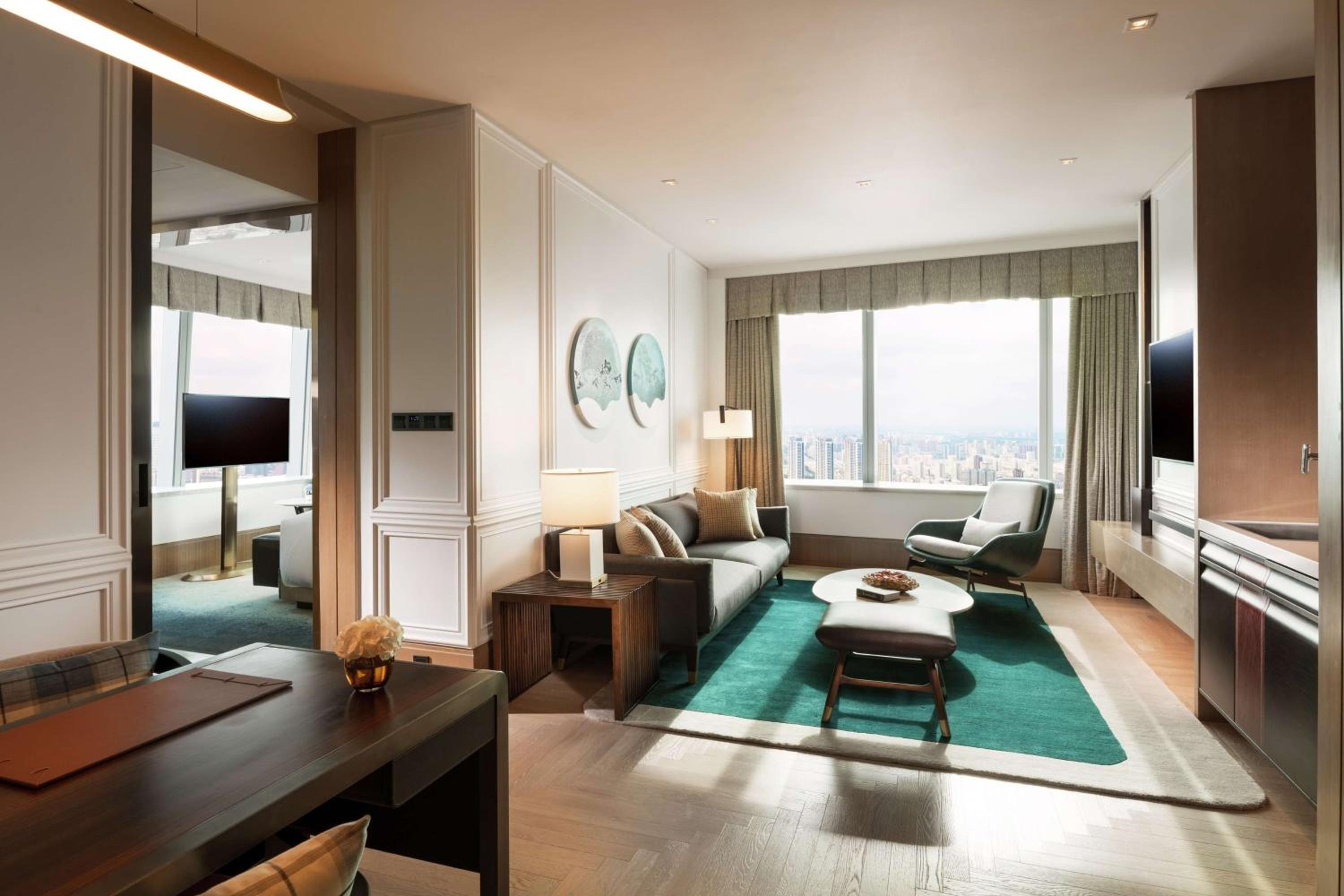 Deluxe King Suite - Photo 3