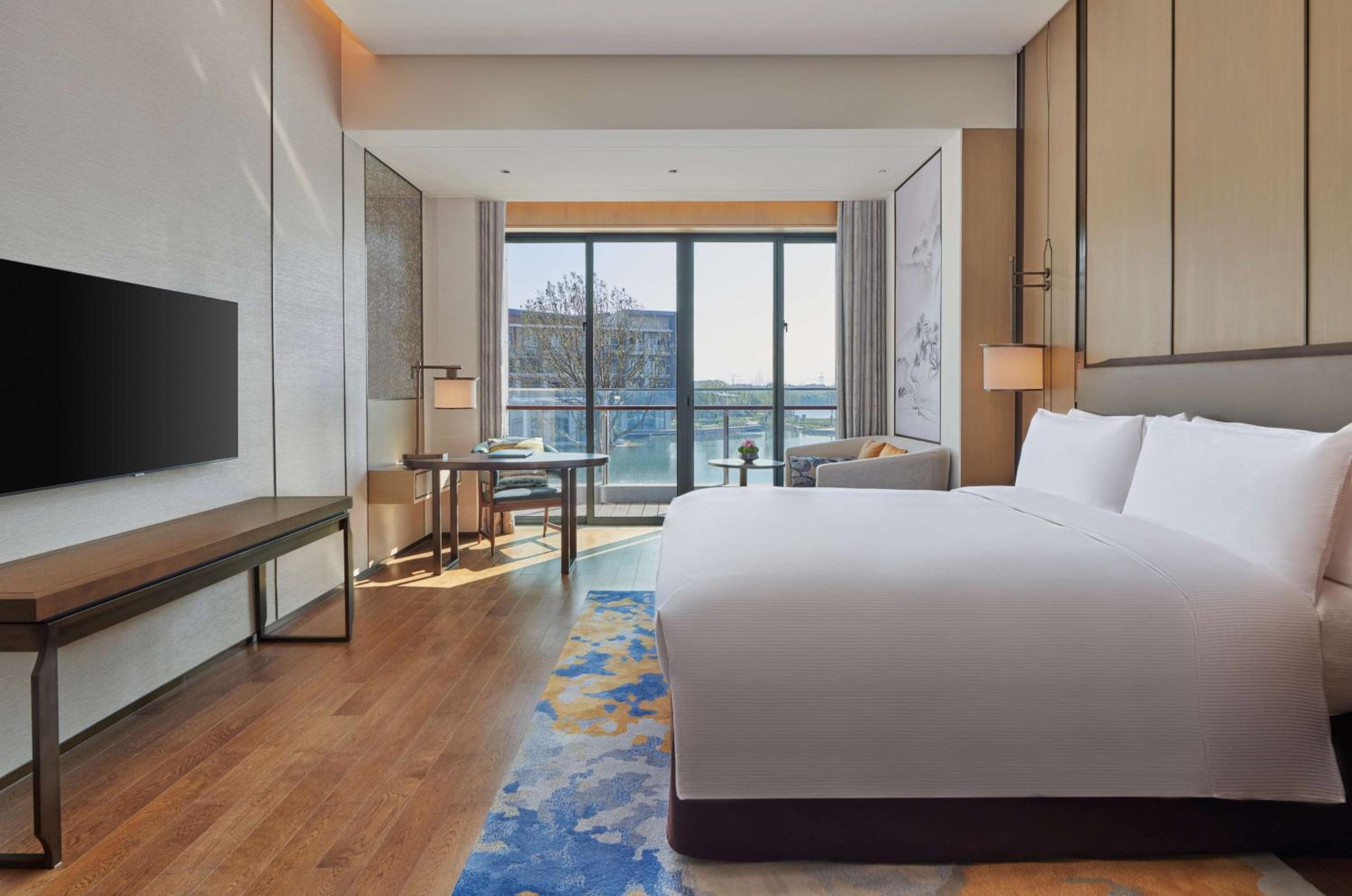 King Deluxe Room with Lakeview