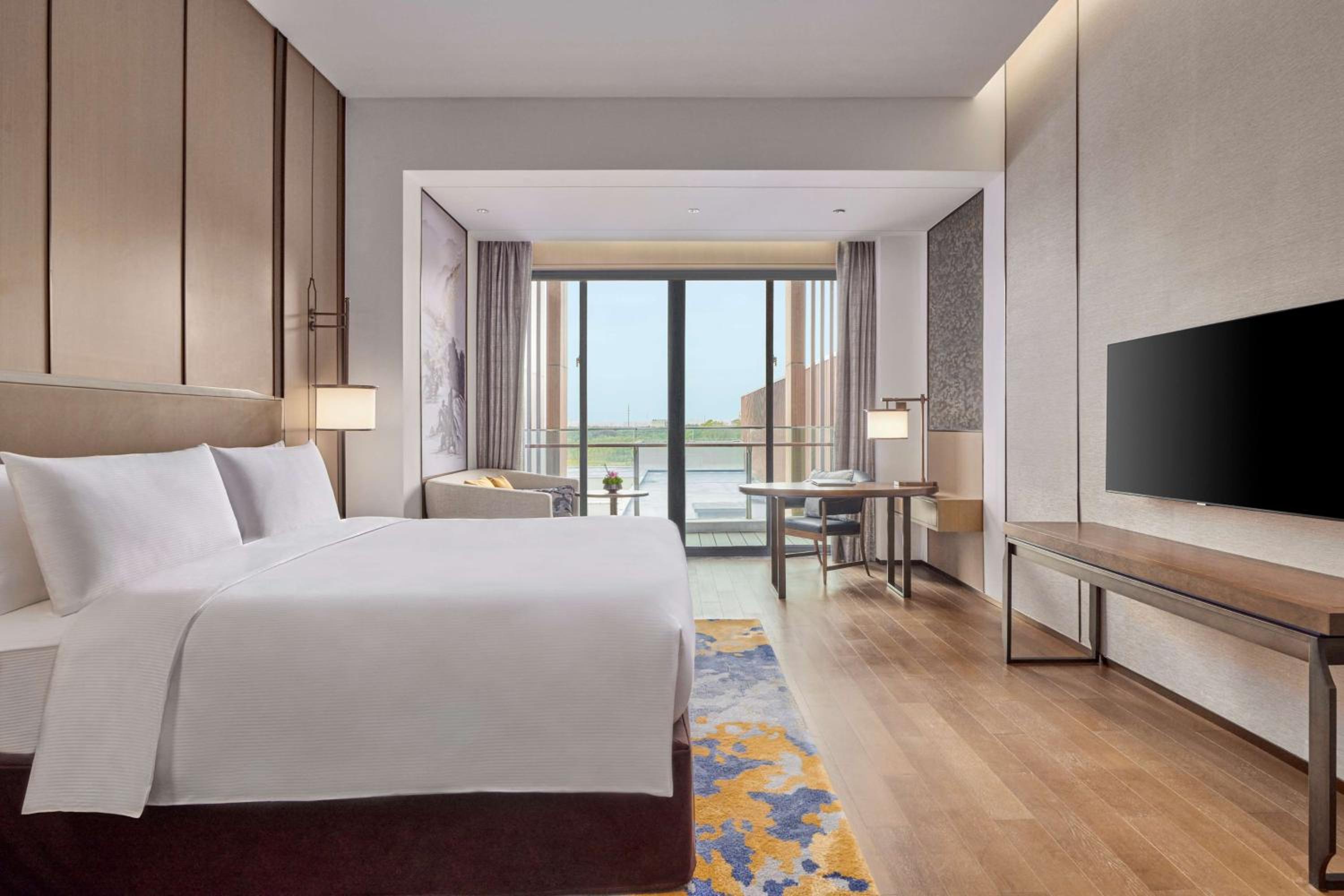 King Guest Room thumbnail 5