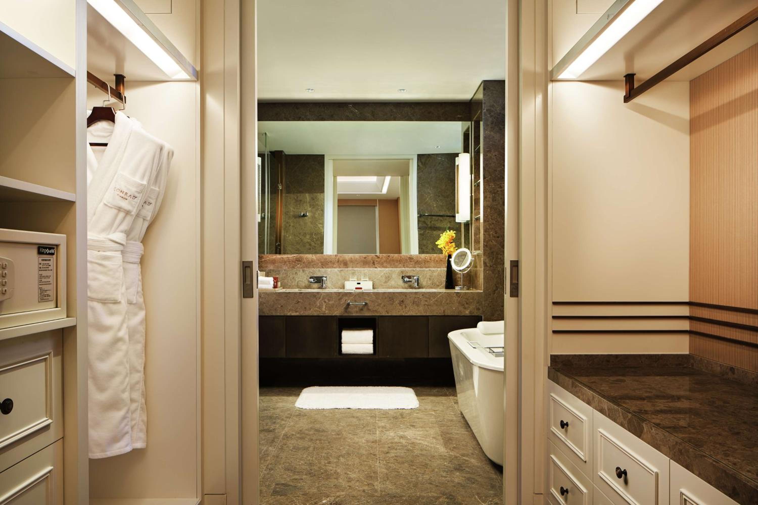 One-Bedroom King Residence - Photo 3