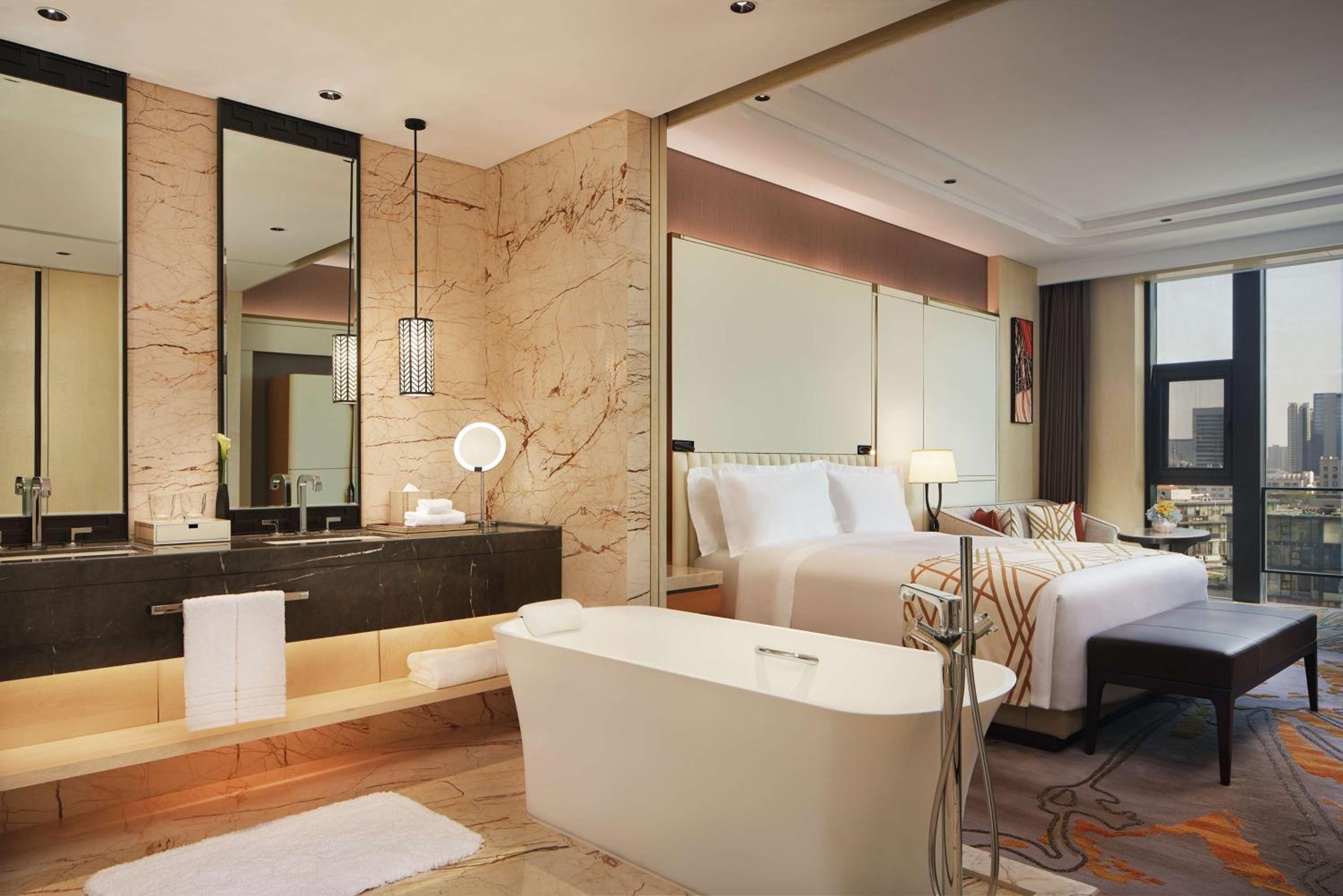 Deluxe King Room - Photo 4