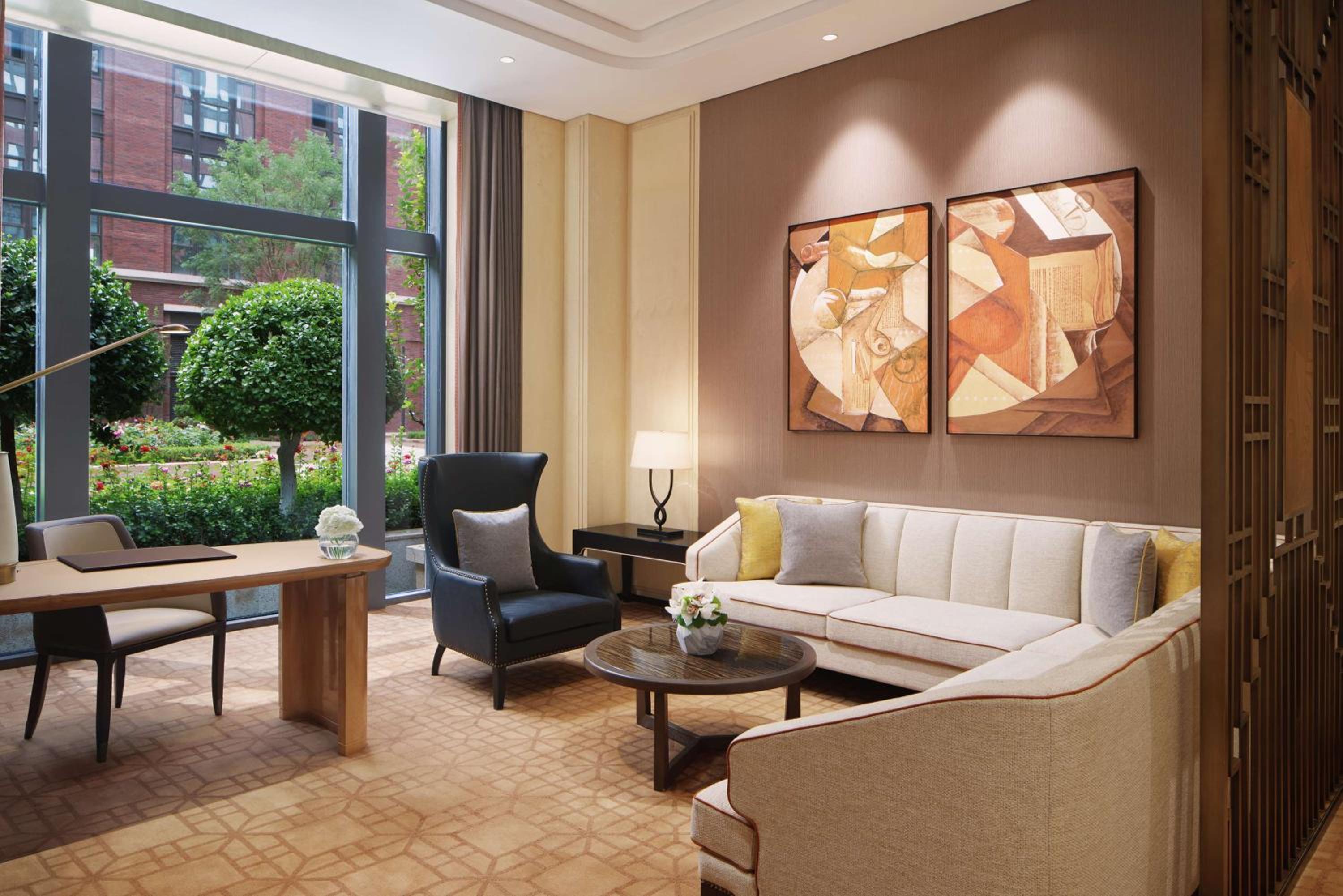 Deluxe King Suite - Photo 6