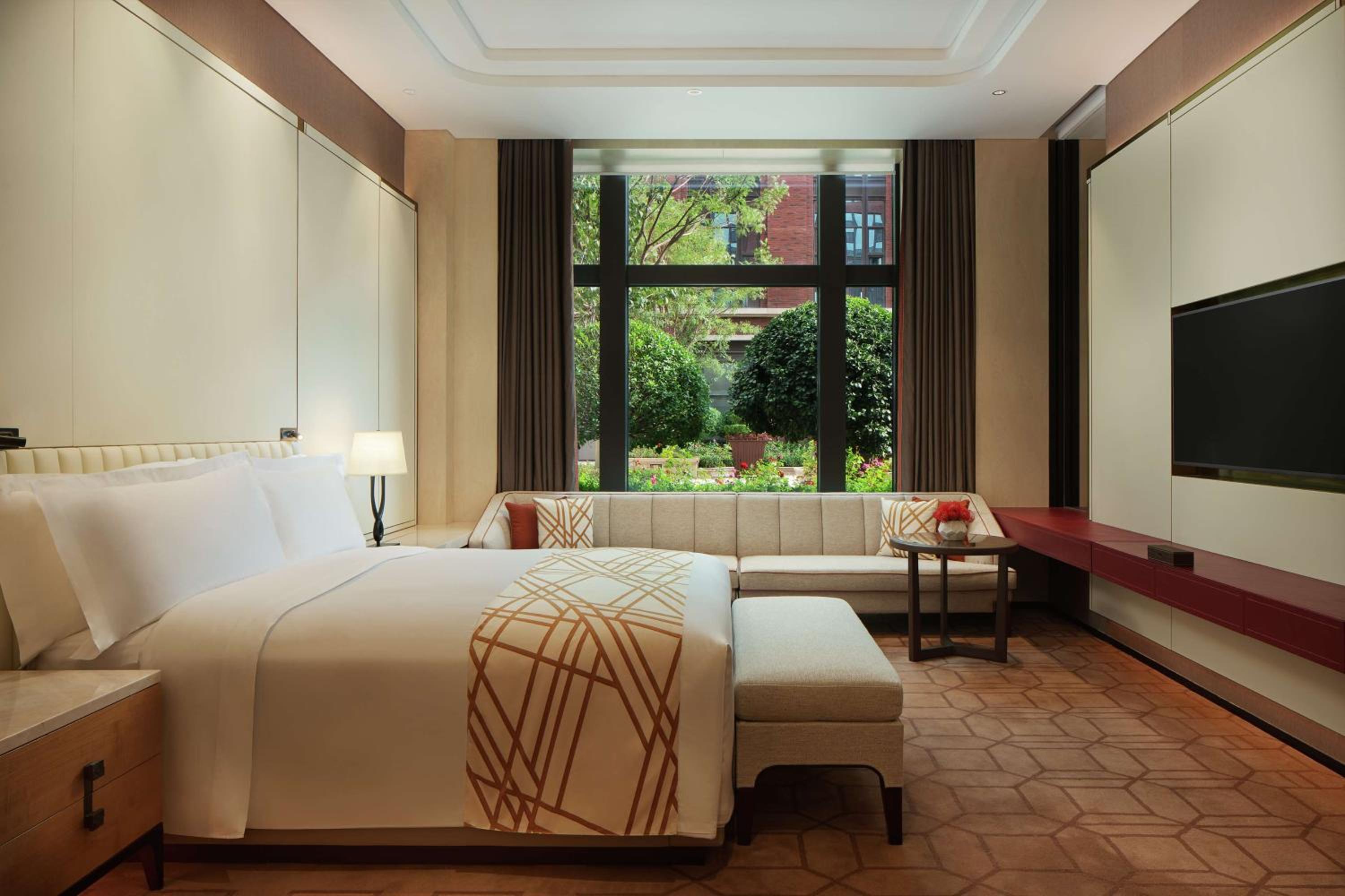 Deluxe King Suite - Photo 7