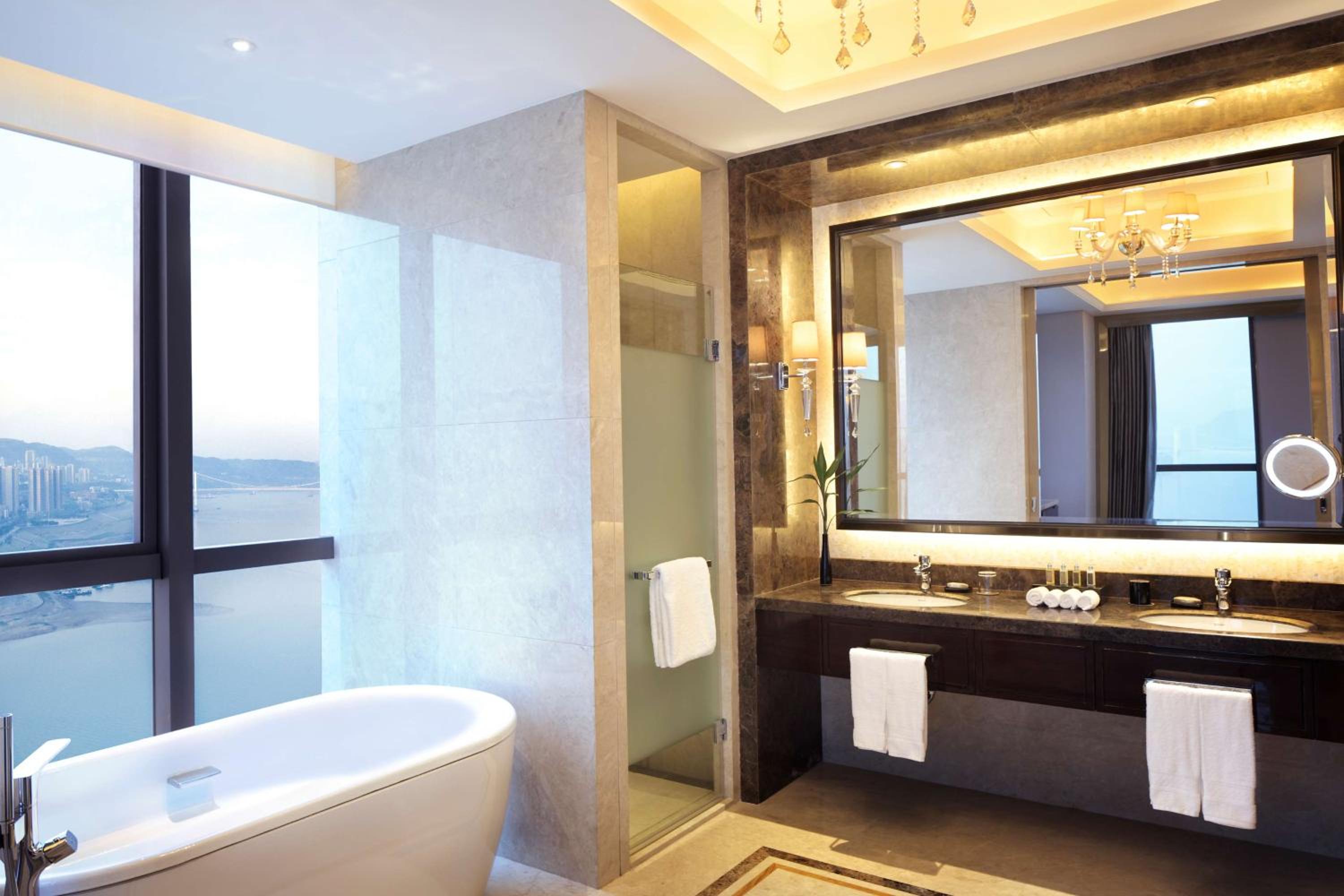 Deluxe King Suite - Lounge Access