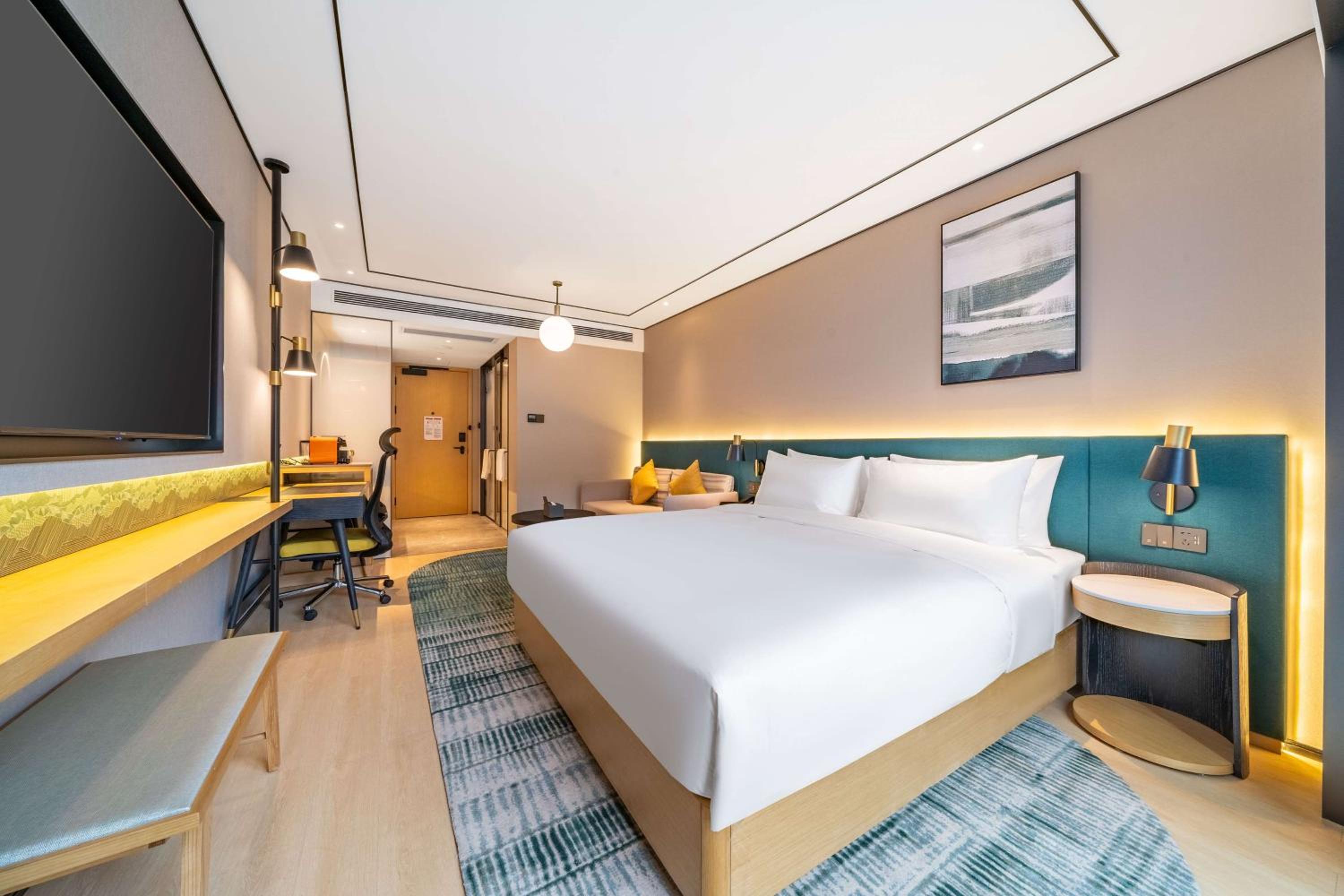 Deluxe King Room with Balcony photo 3