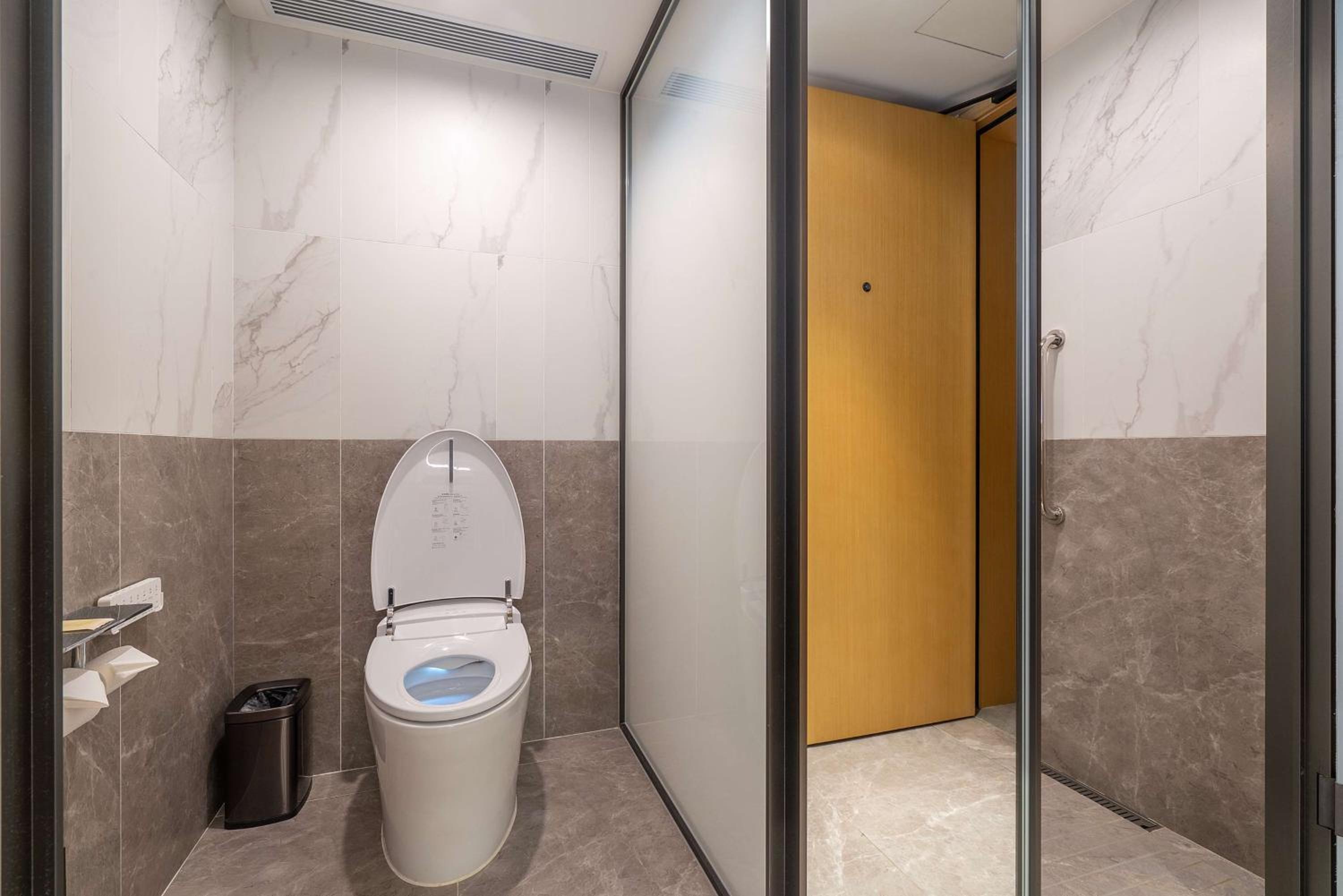 Deluxe Double Room with Two Double Beds and Balcony photo 2