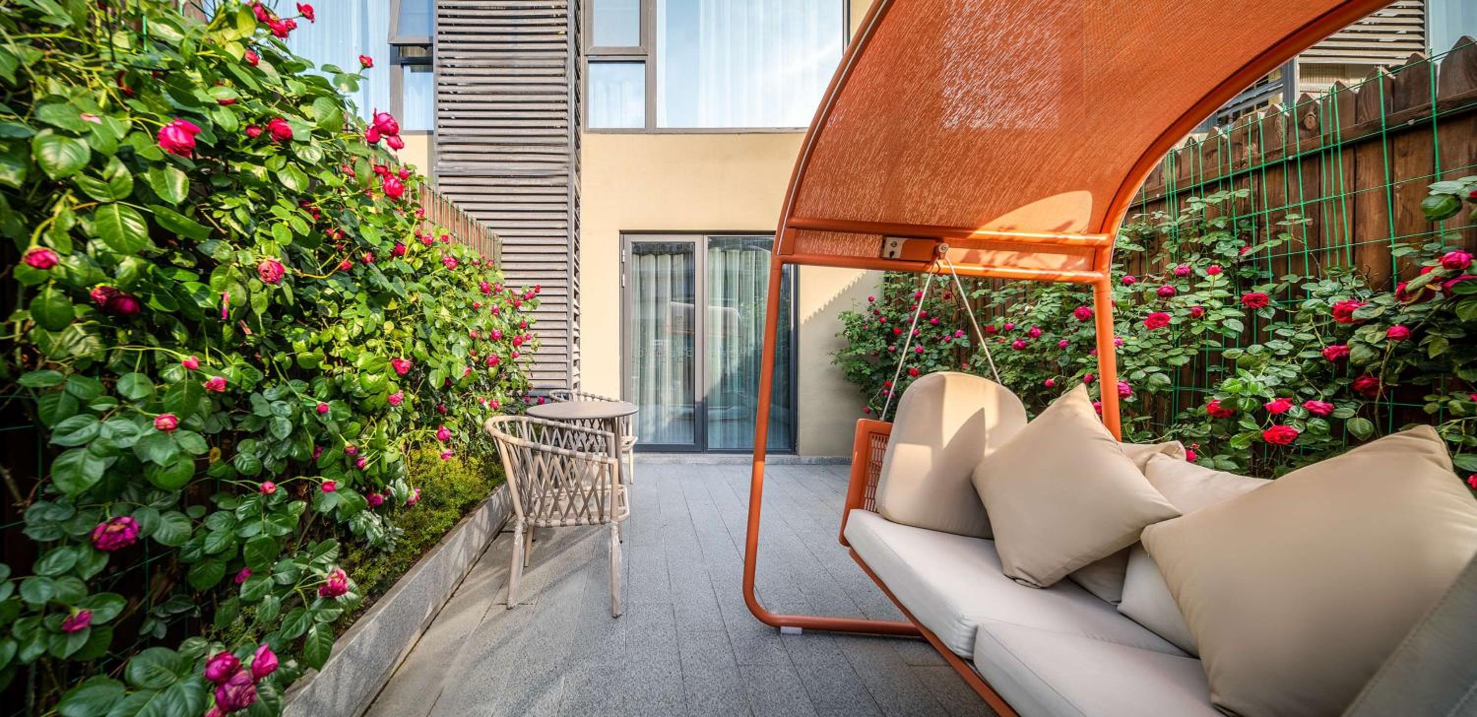Deluxe King Room with Balcony photo 2