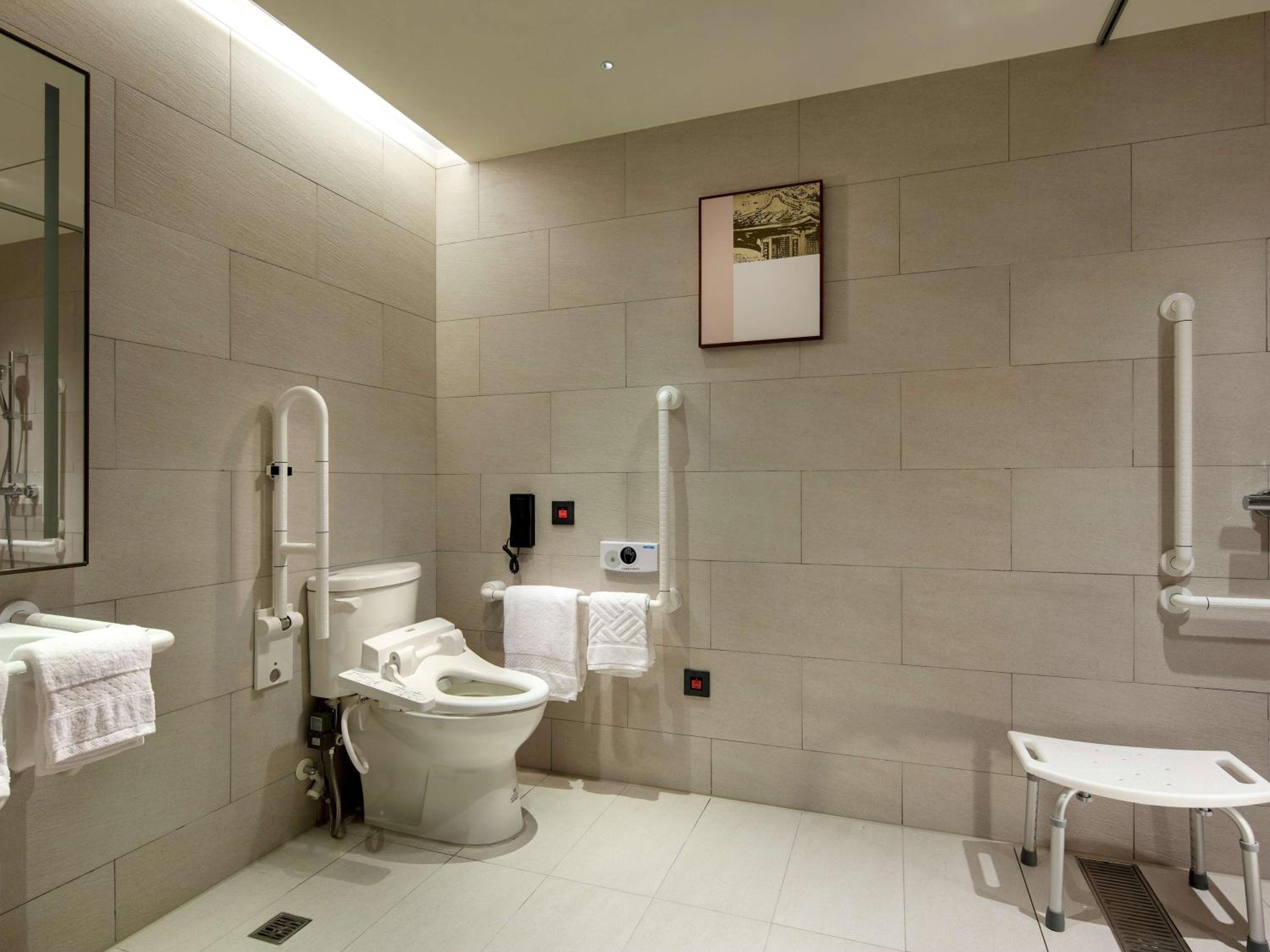 King Room - Mobility Accessible - Photo 4
