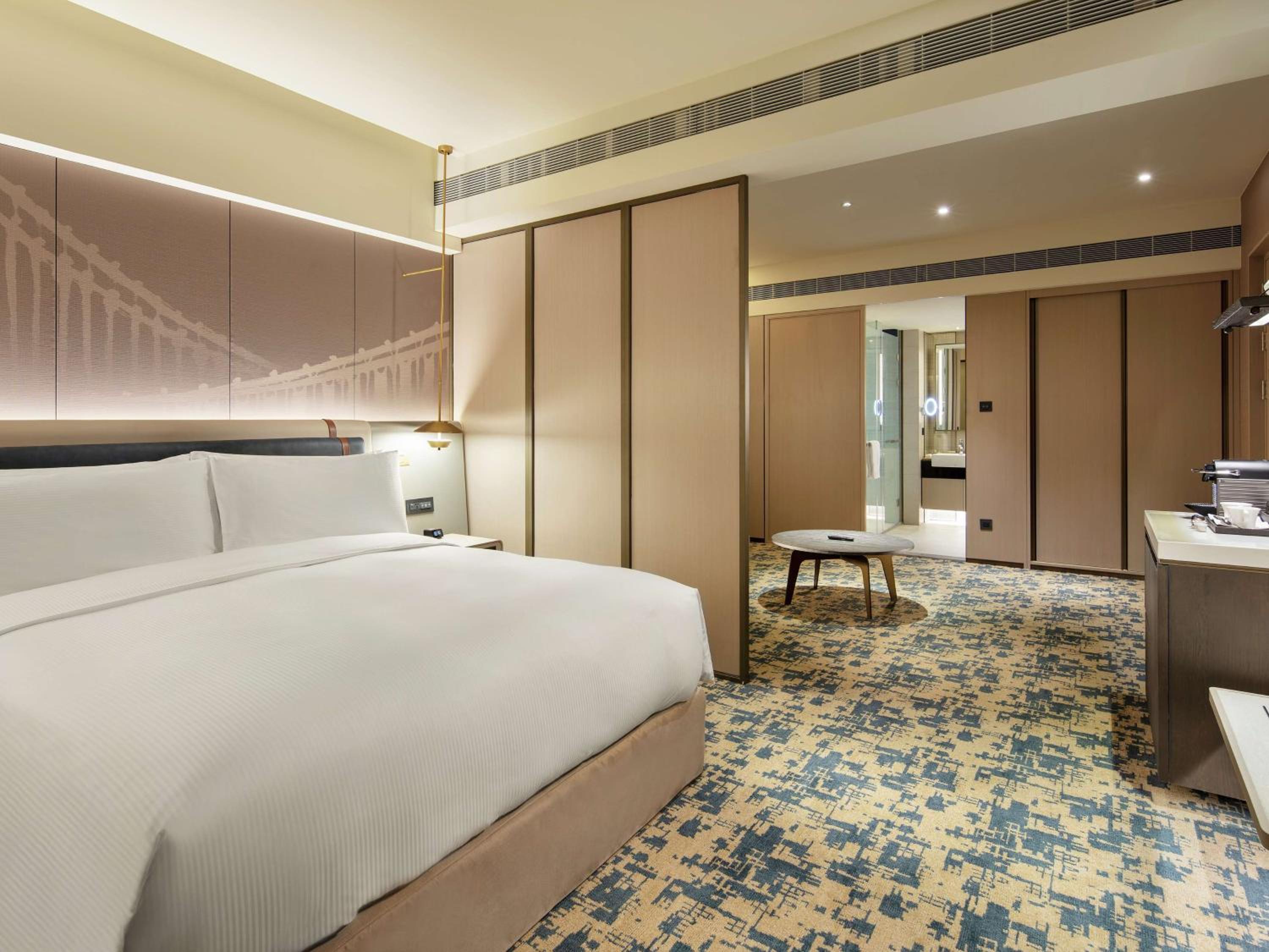 Deluxe King Suite