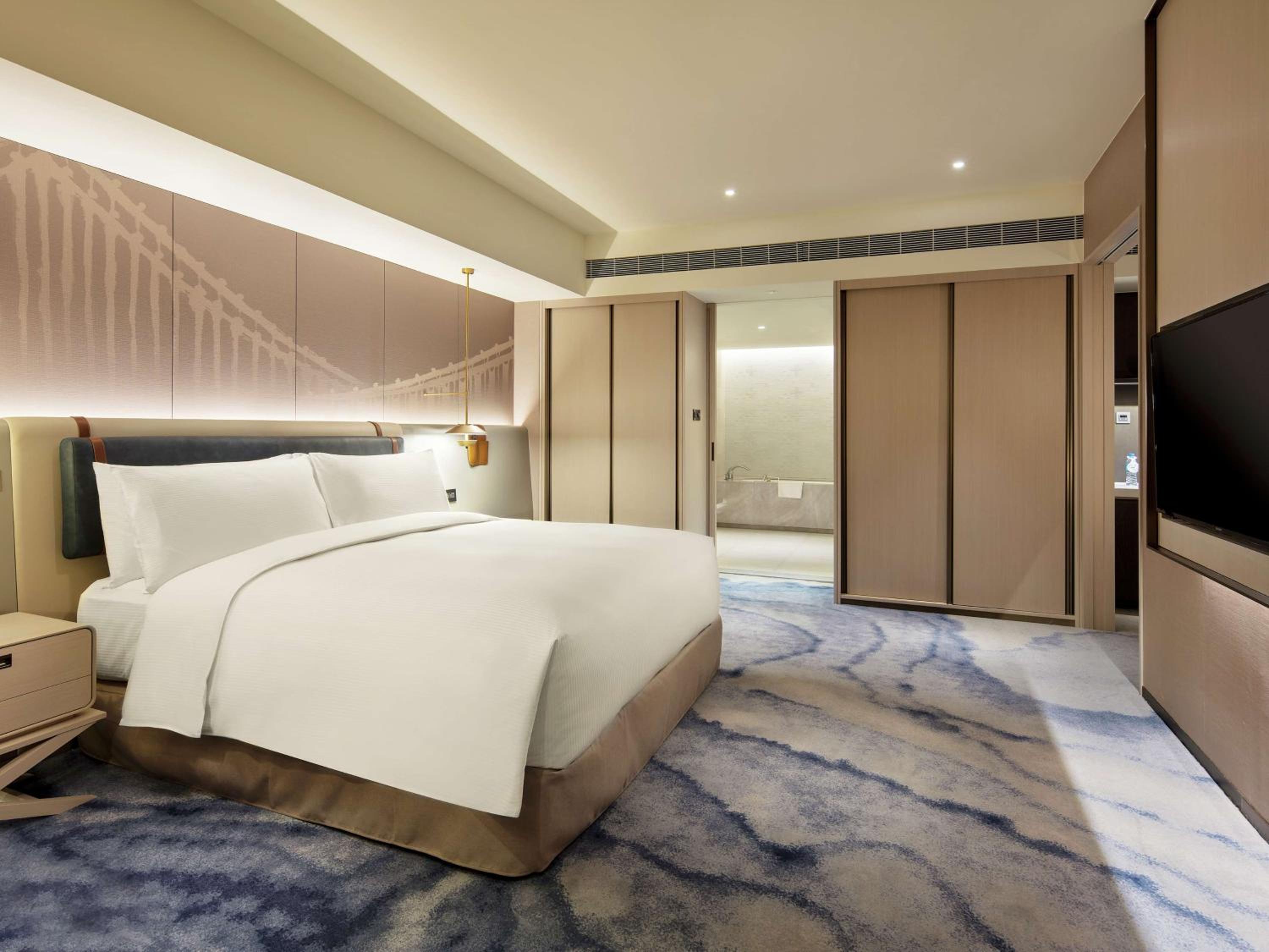 Premium King Suite - Photo 5