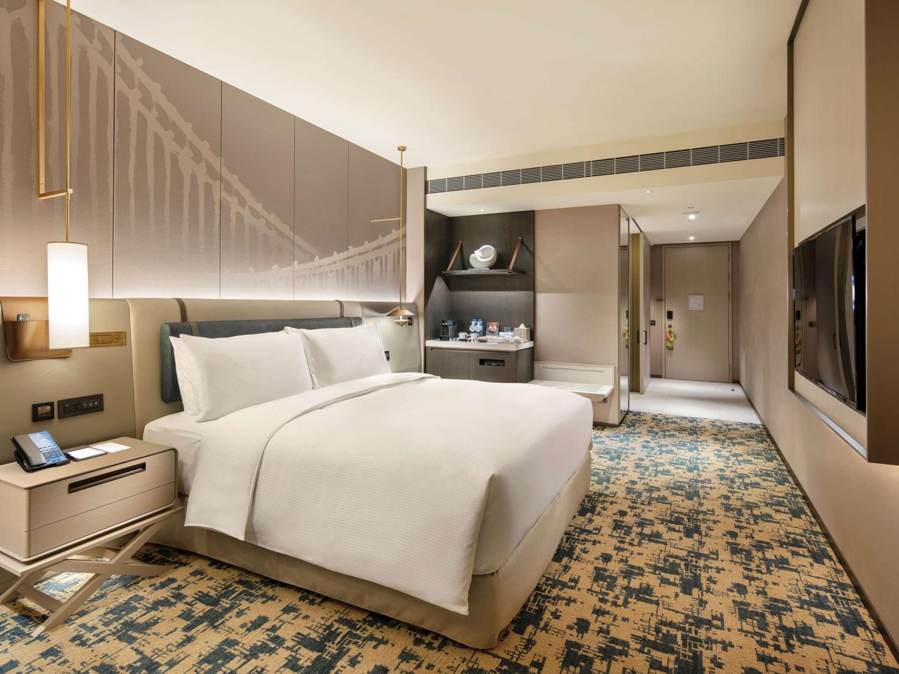 King Room - Mobility Accessible - Photo 2