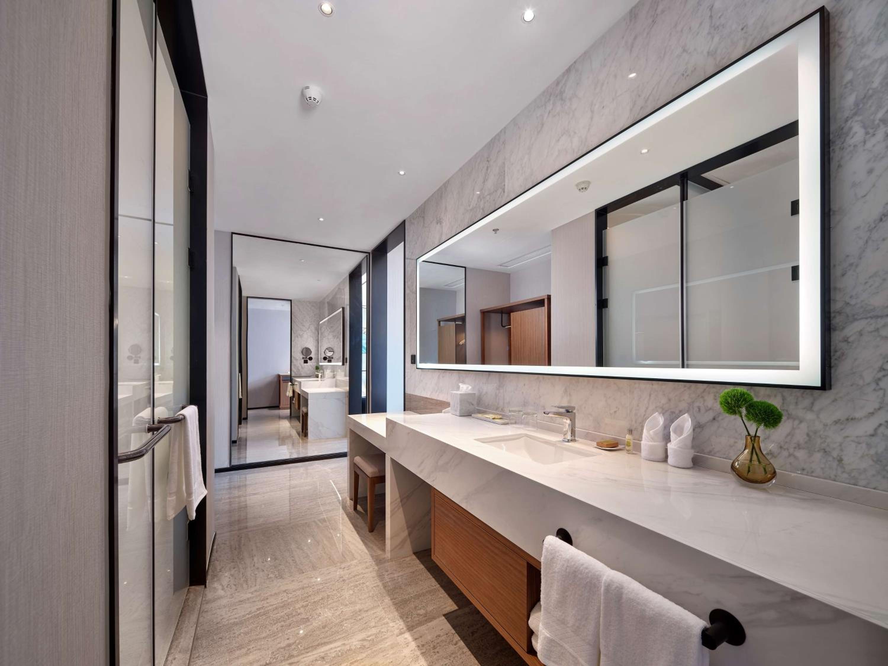 Deluxe King Room - Photo 5