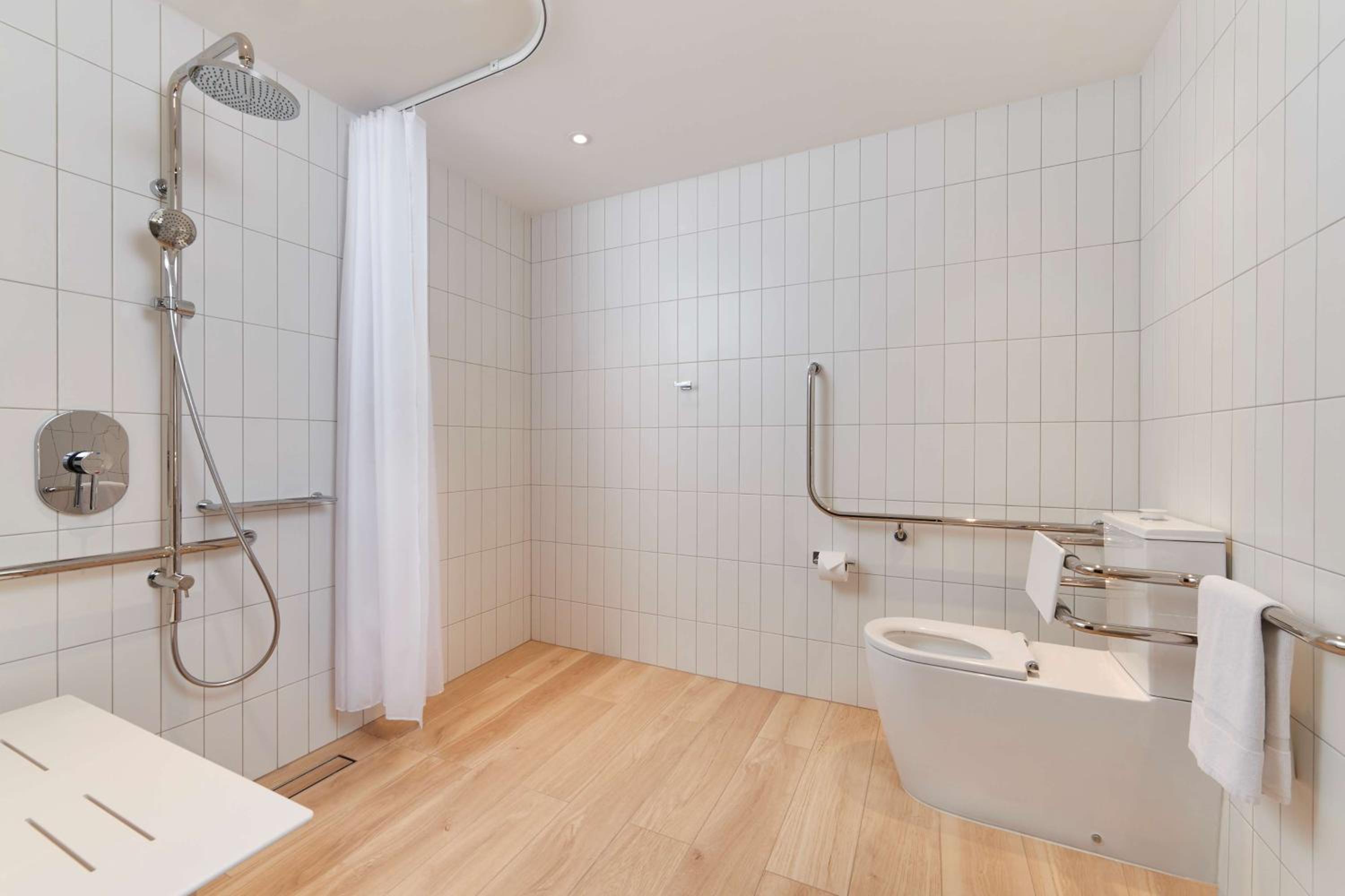 King Room - Mobility Accessible  - Photo 4