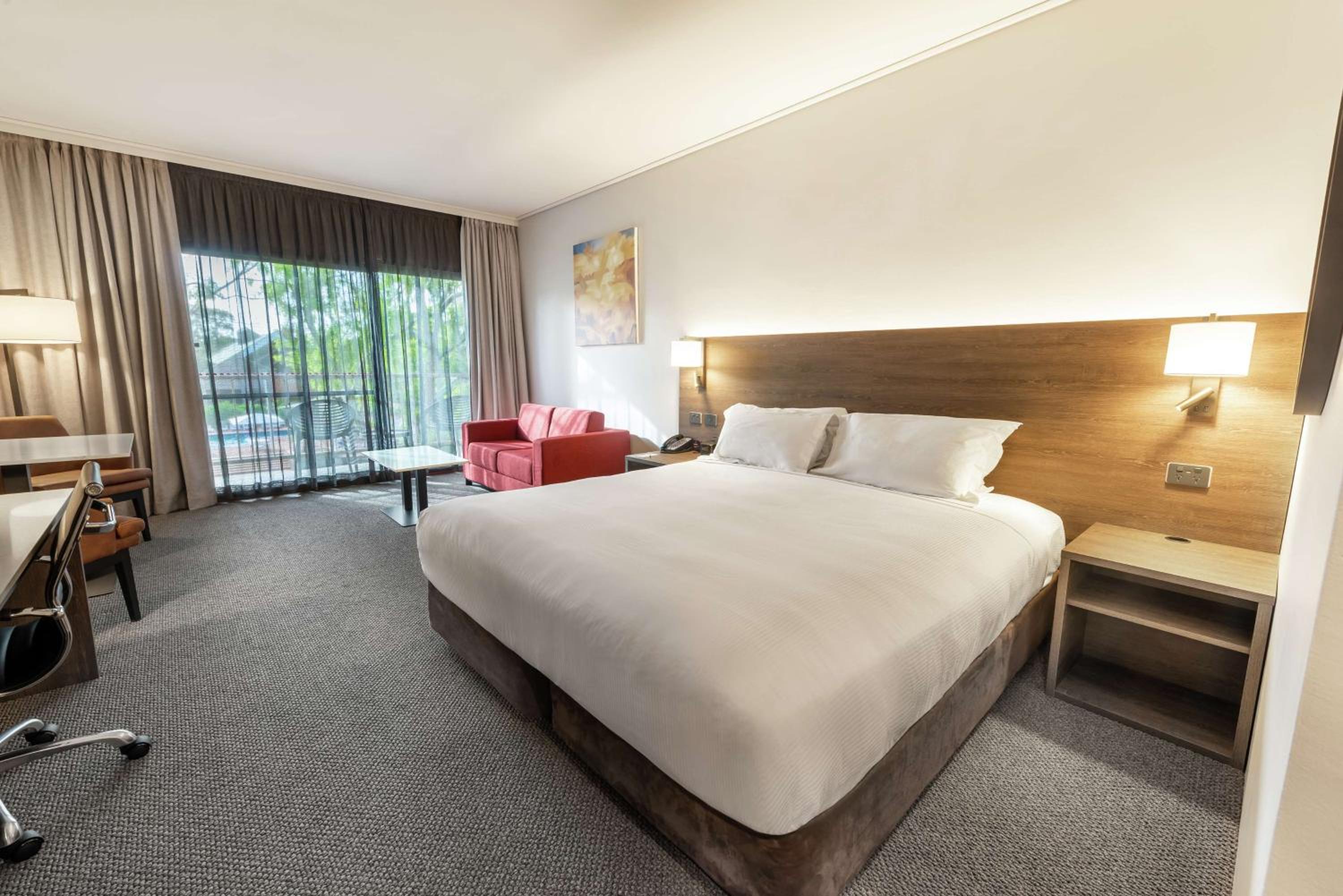 Deluxe King Room with Mountain View thumbnail 5