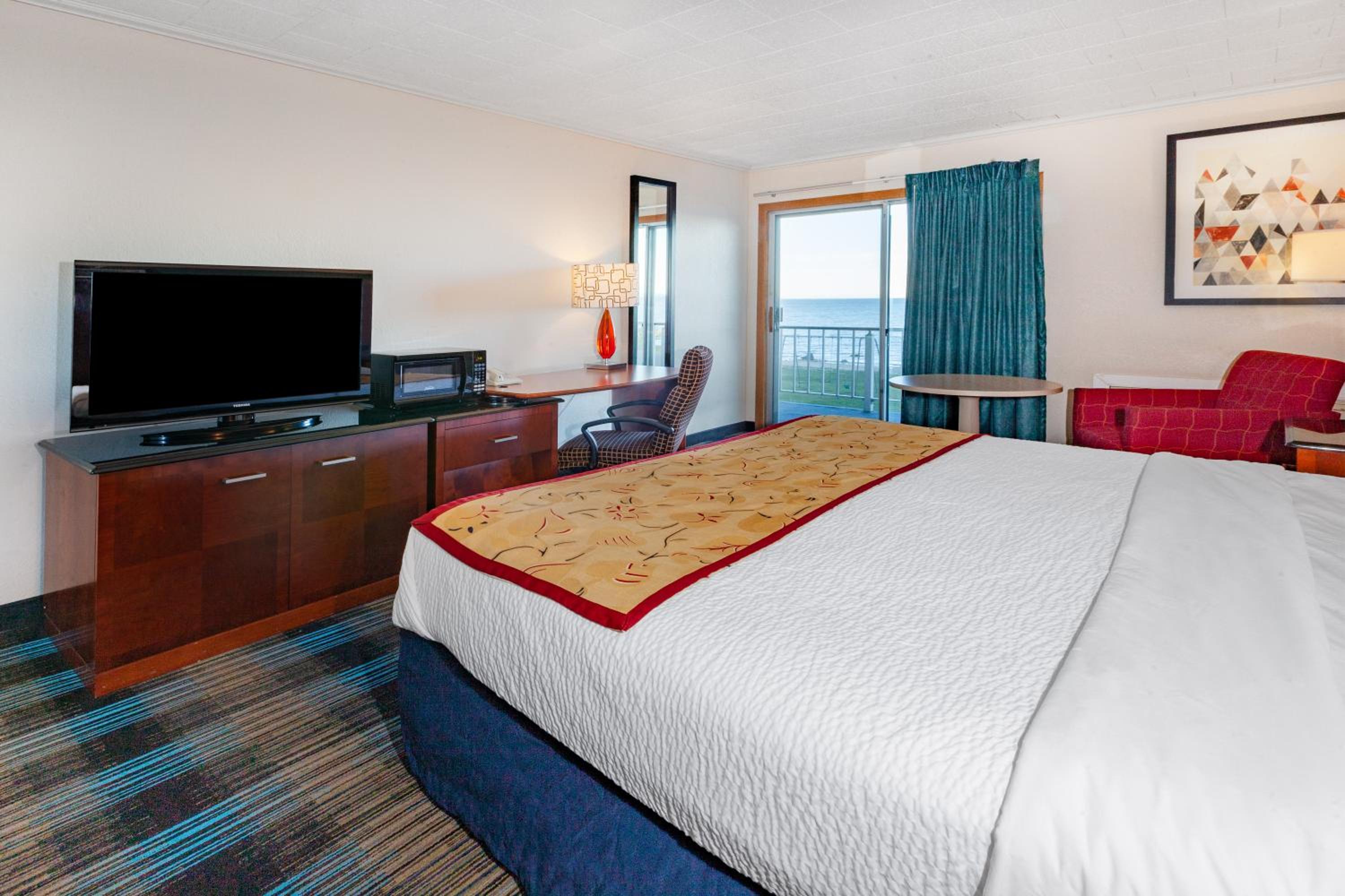 King Room with Balcony and Lakefront View - Non-Smoking