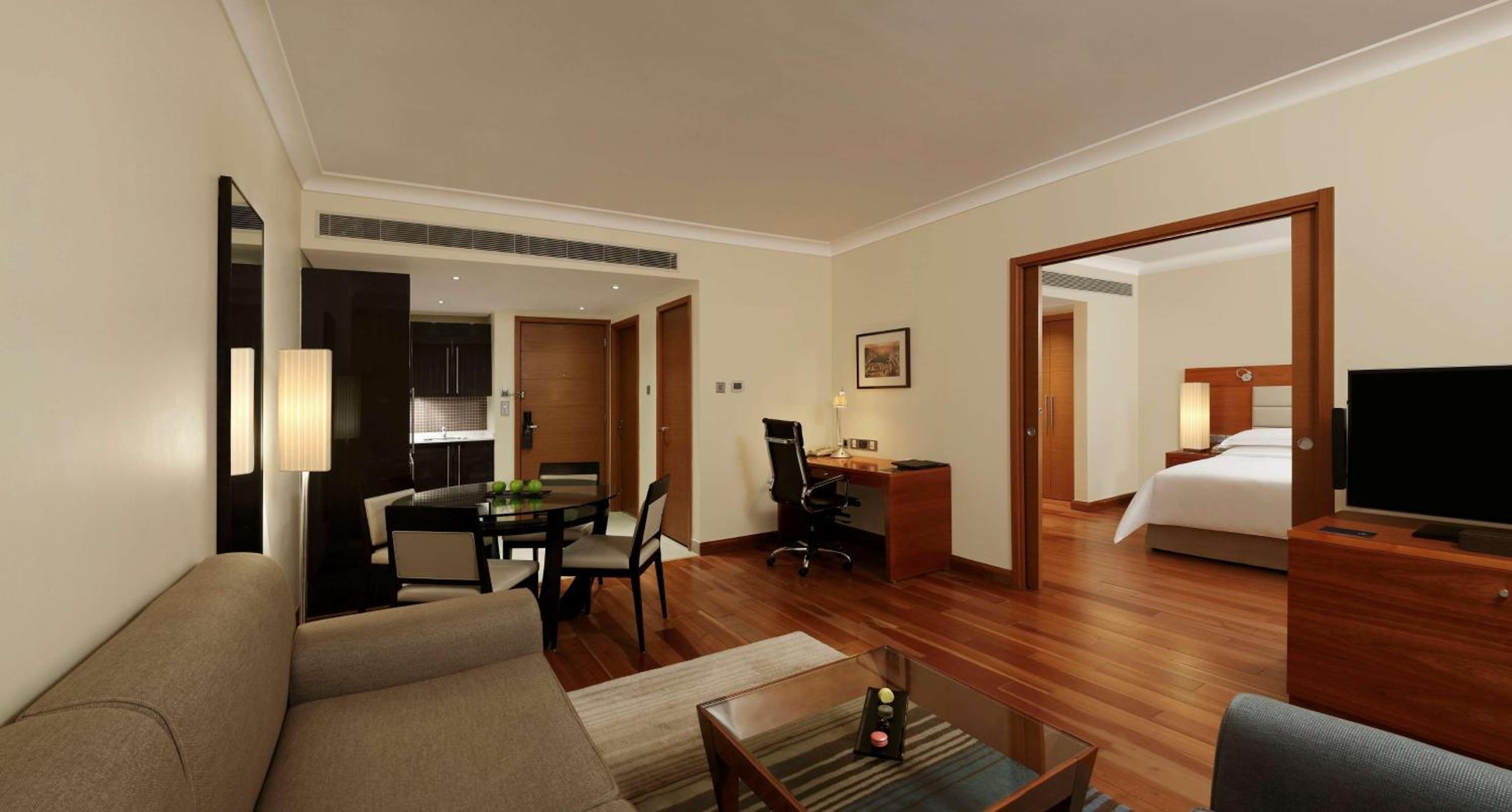 One-Bedroom King Suite with Club Lounge photo 3