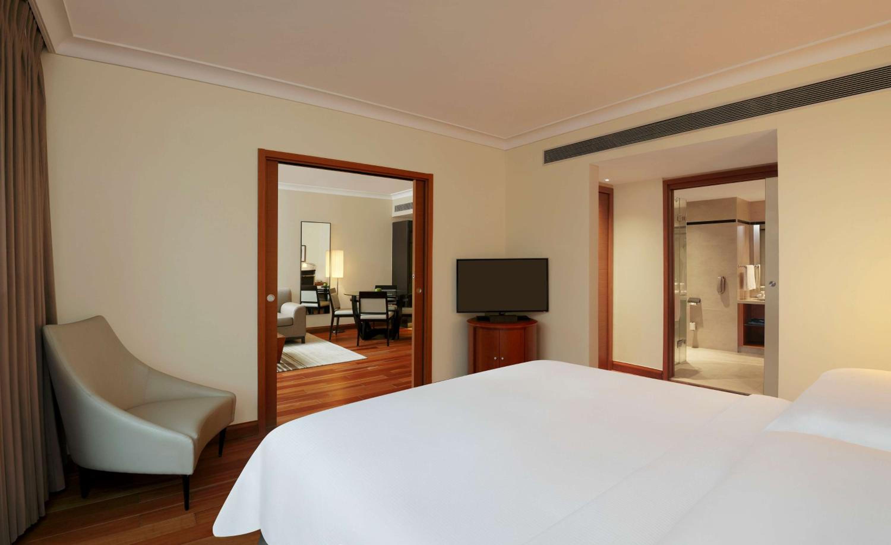 One-Bedroom King Suite with Club Lounge photo 2