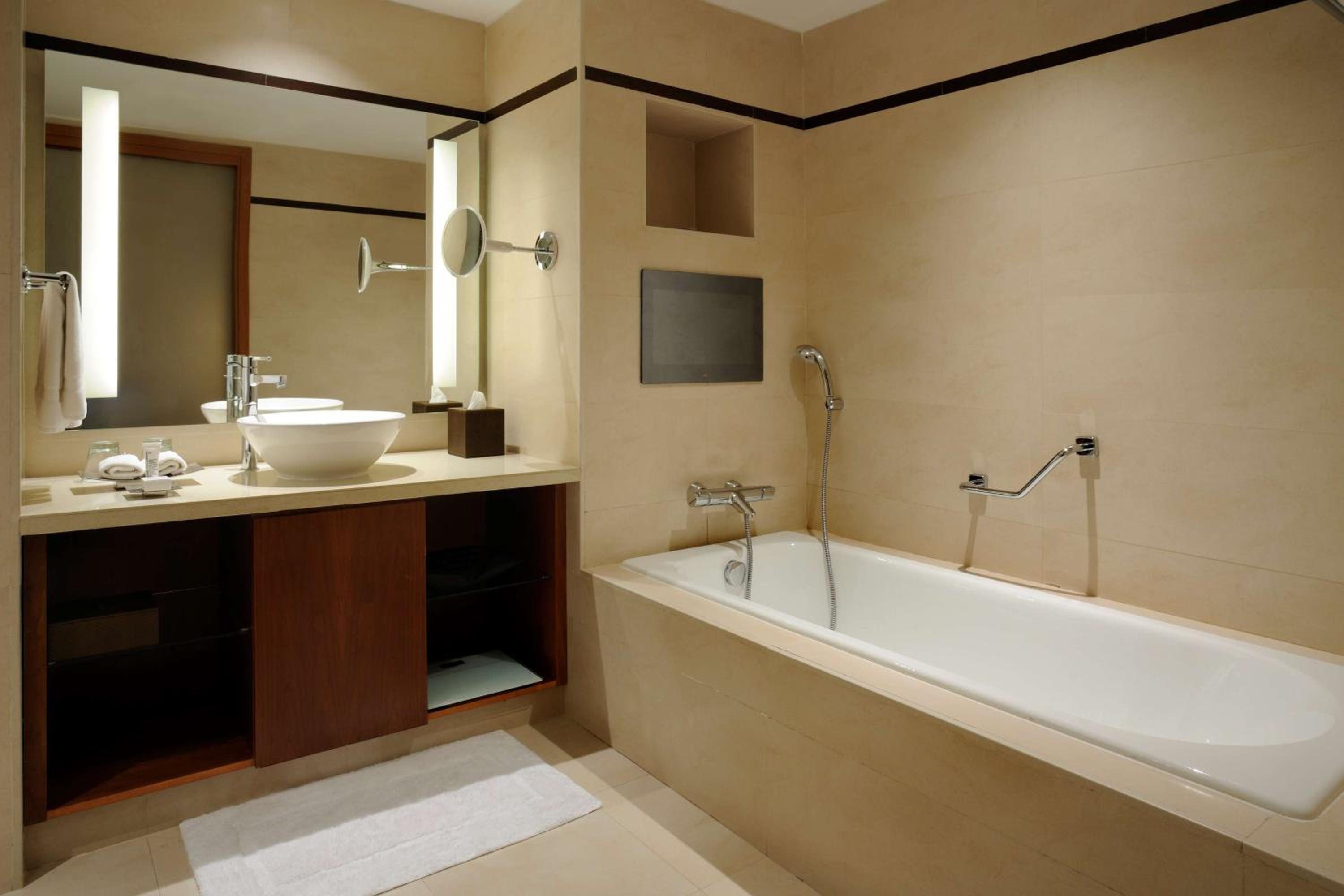 Two-Bedroom Luxury Suite with Club Lounge photo 3