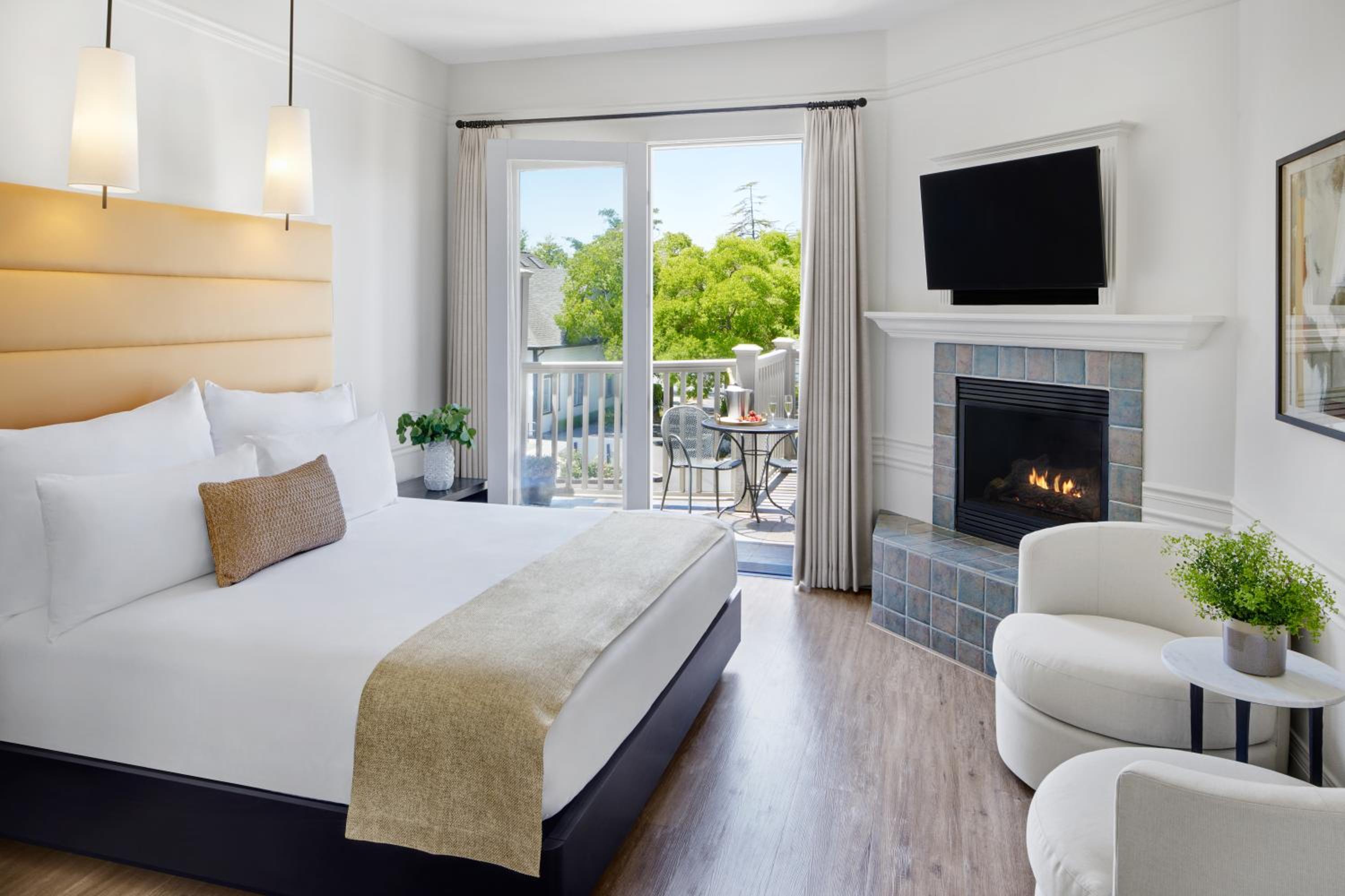 Deluxe King Room - Photo 3
