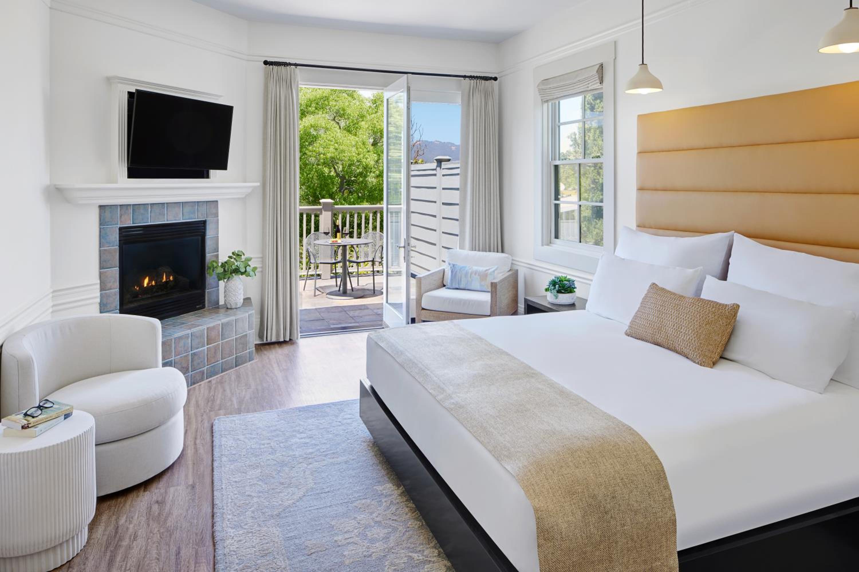 Deluxe King Room - Photo 2