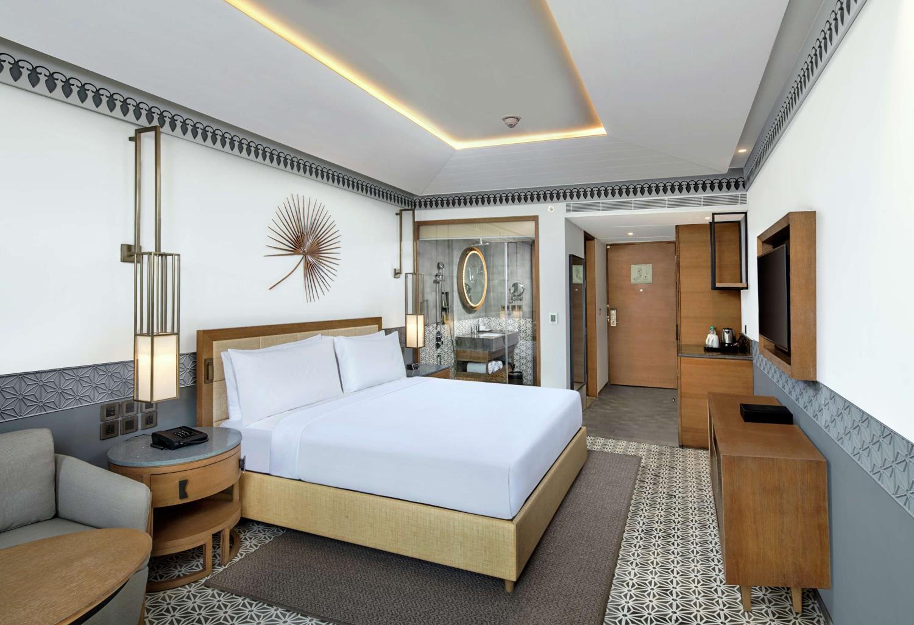 Deluxe King Room with Garden View and Balcony photo 2
