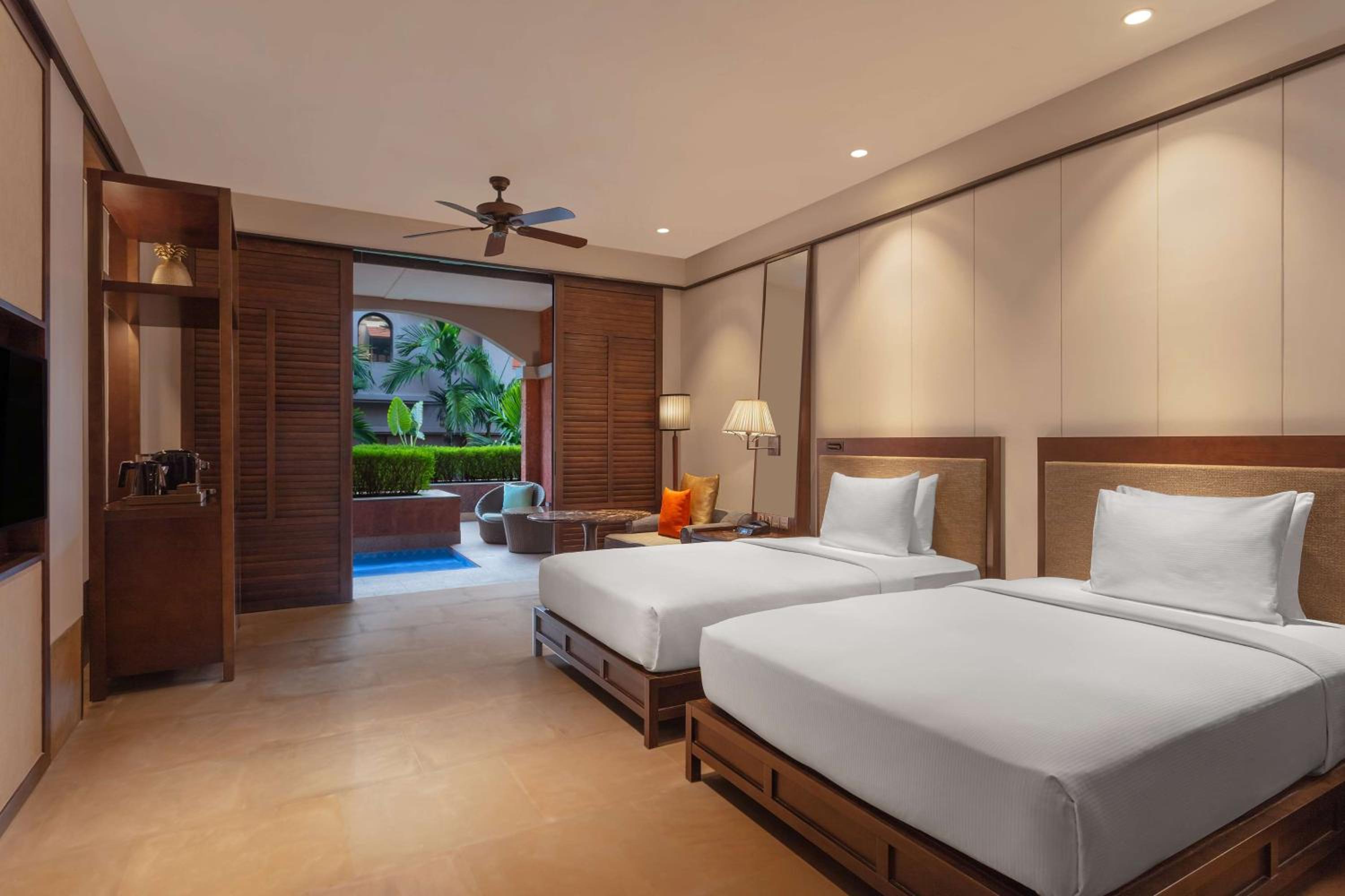 Luxury Queen Room with Whirlpool Bath and Lounge - 20% Discount Laundry - Happy Hours (4pm to 6pm)