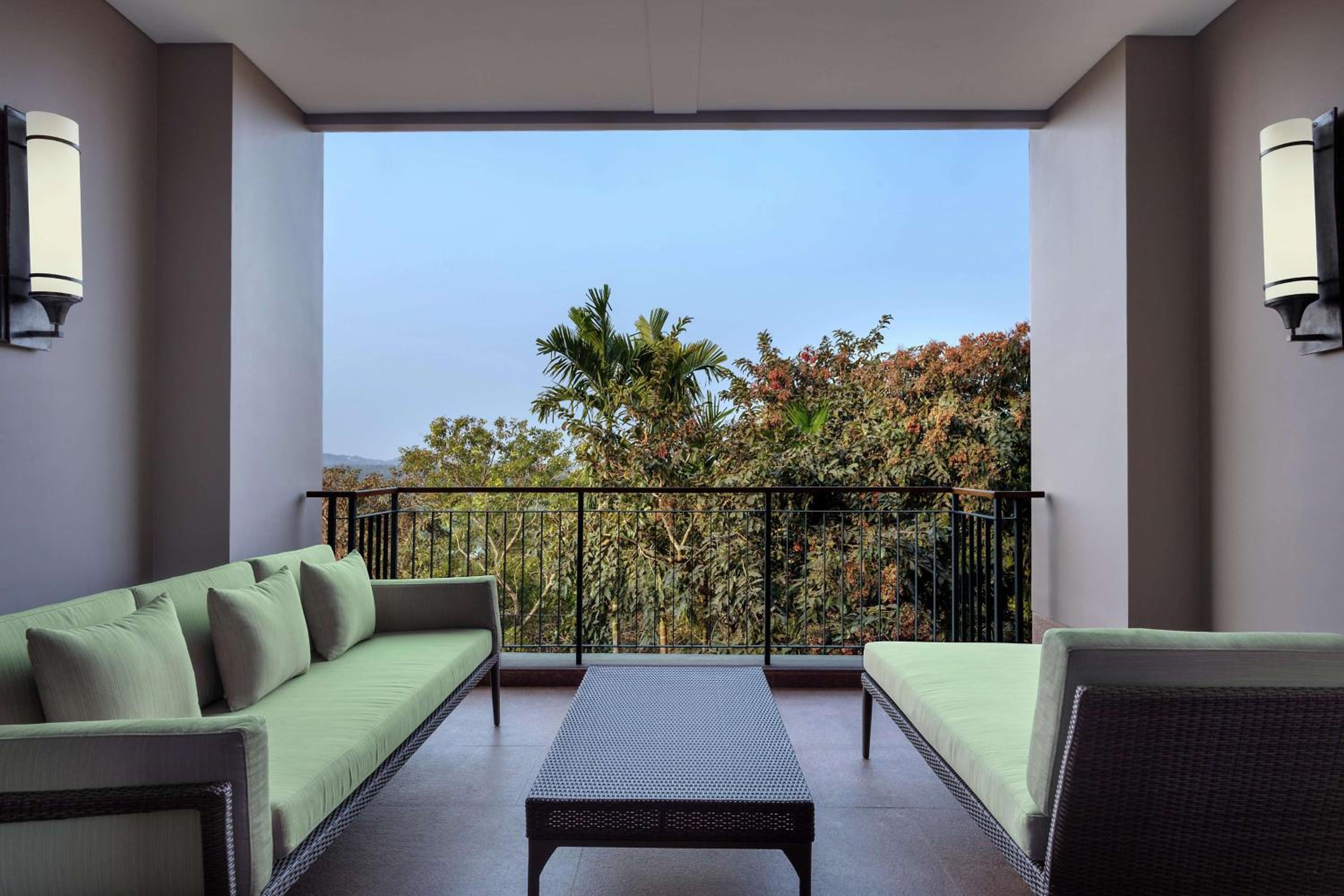 Superior King Room with Balcony - Tropical View - 20% Discount Laundry - Happy Hours (4pm to 6pm)