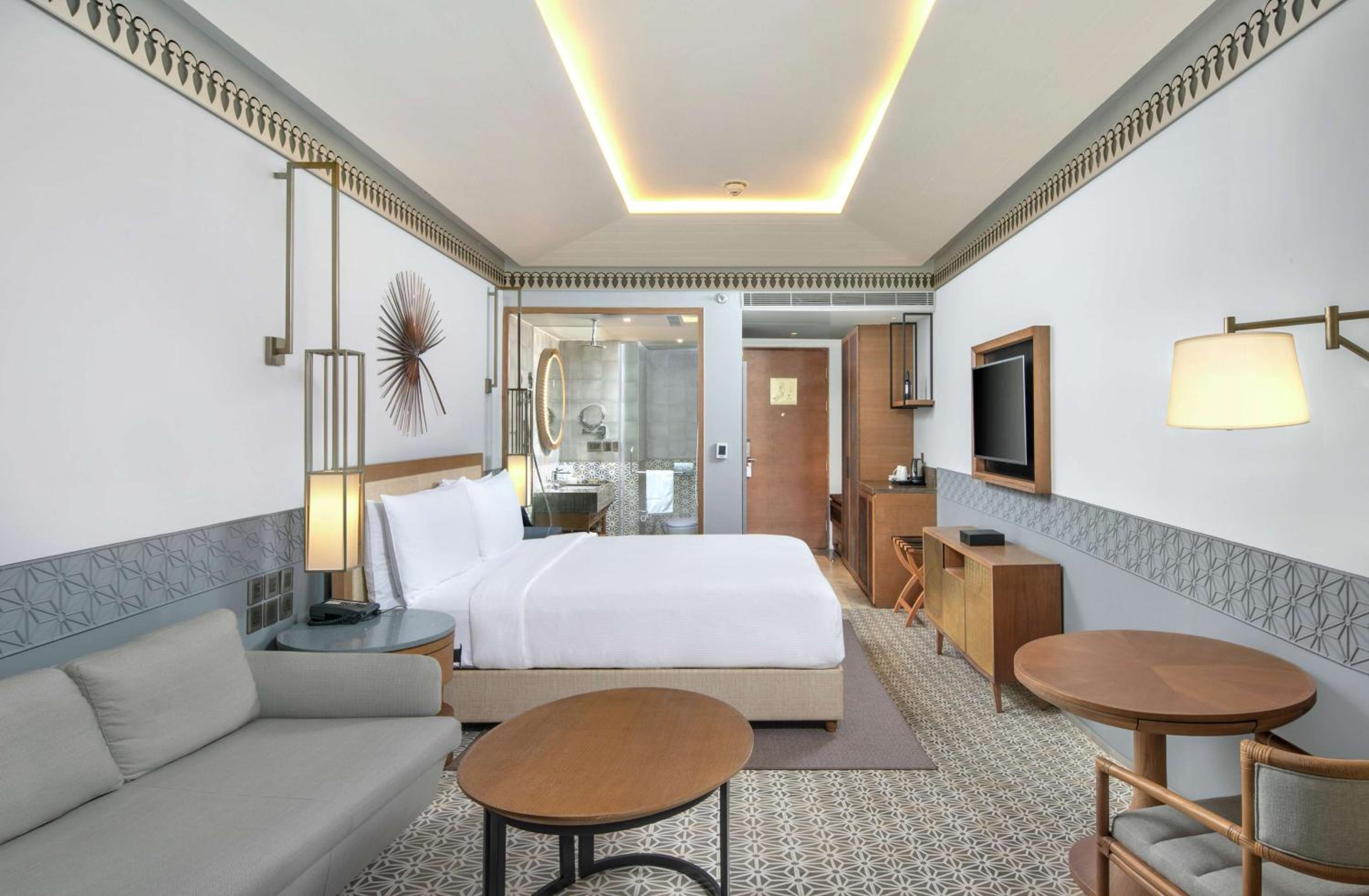 Deluxe King Room with Garden View and Balcony photo 3