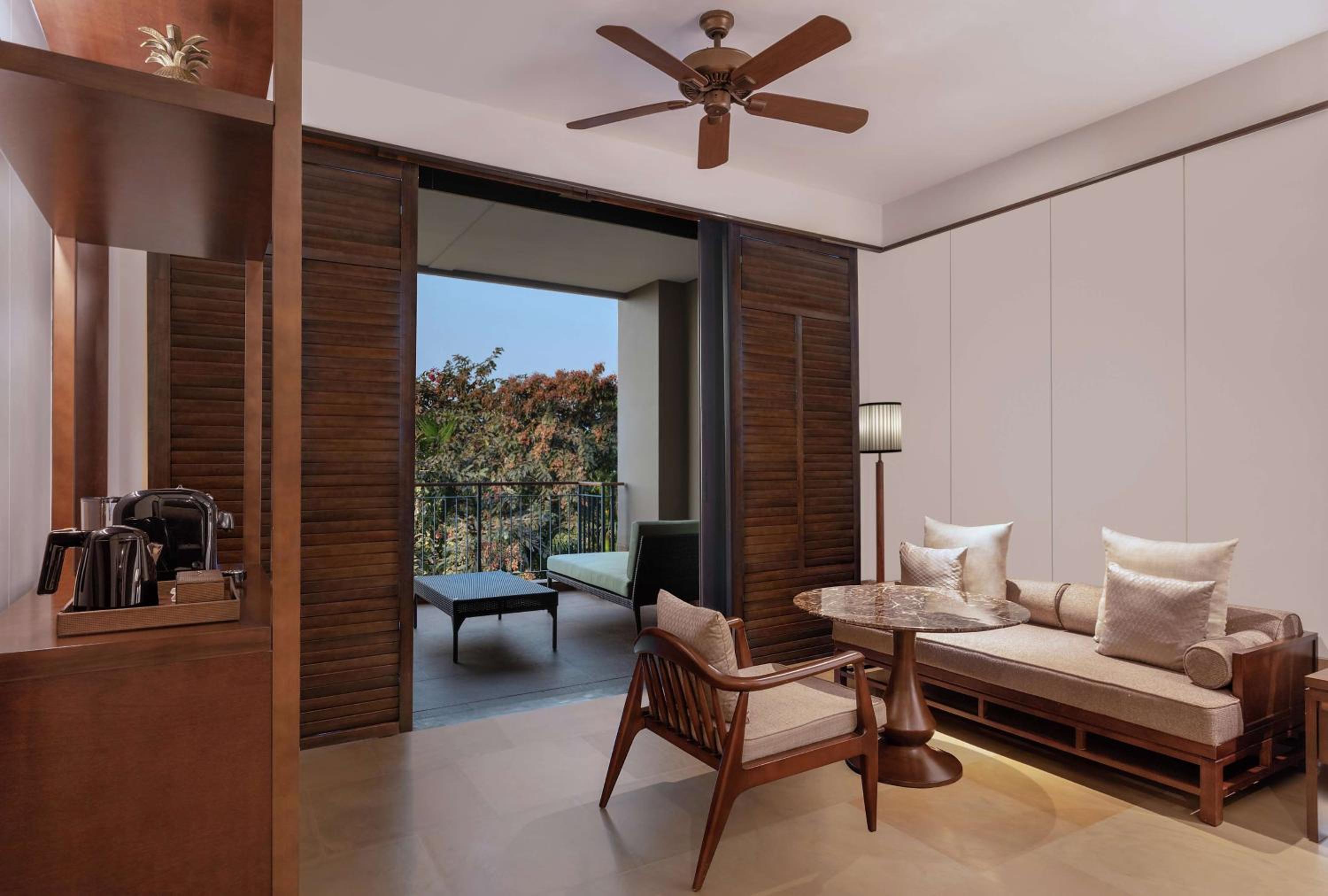 Superior King Room with Balcony - Tropical View - 20% Discount Laundry - Happy Hours (4pm to 6pm)