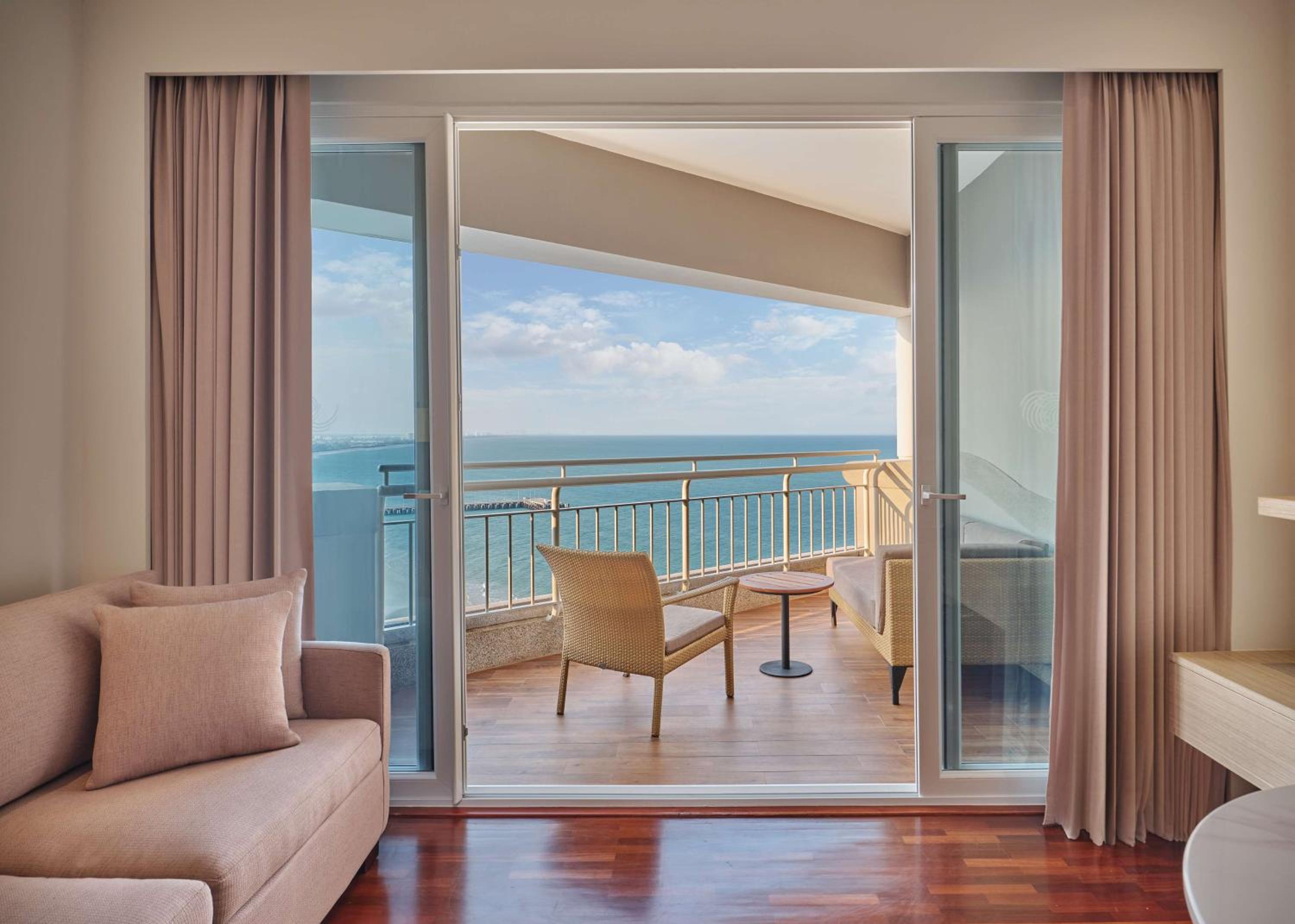 Premium Plus King Room with Ocean View - Photo 4