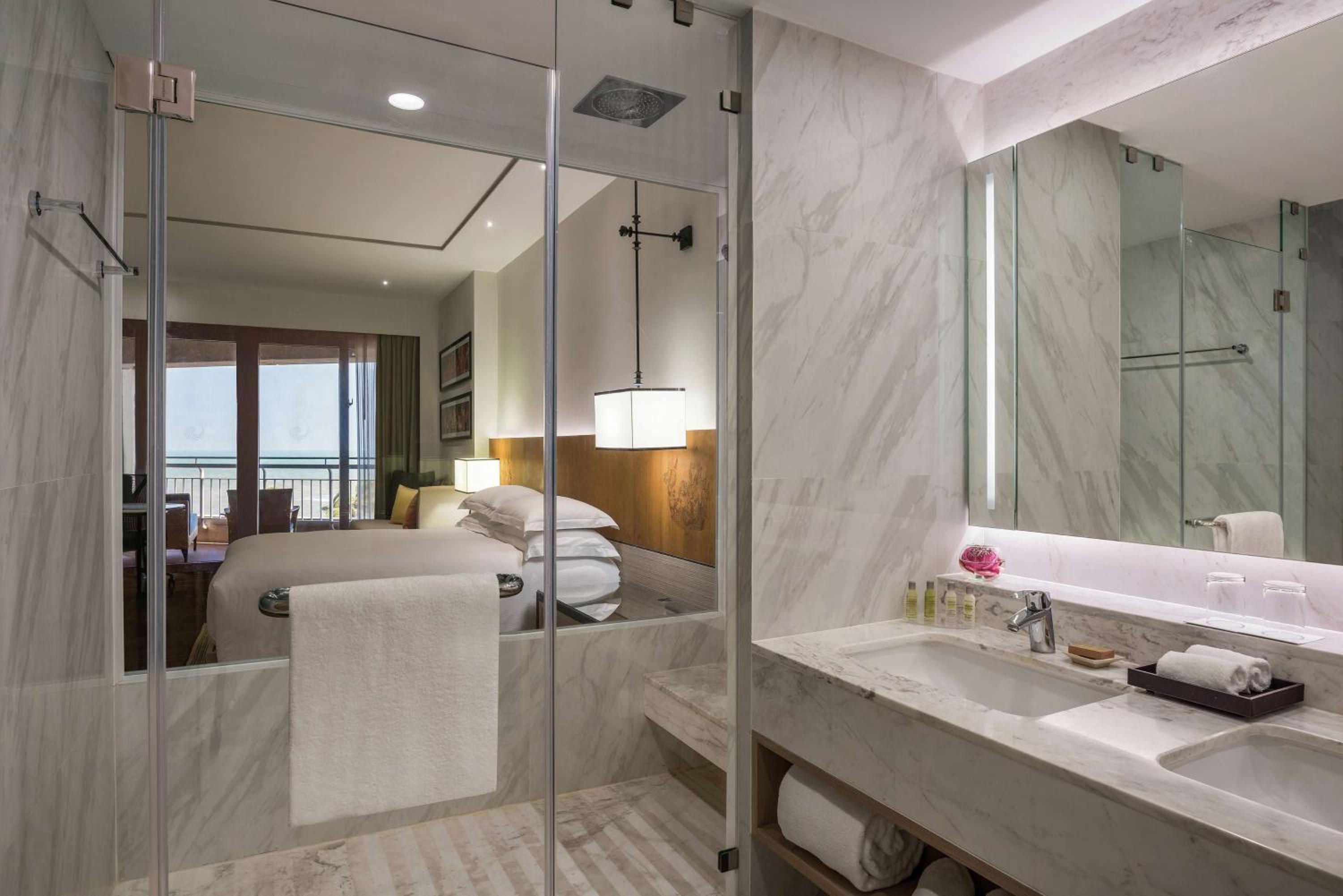 Premium Plus King Room with Ocean View - Photo 5
