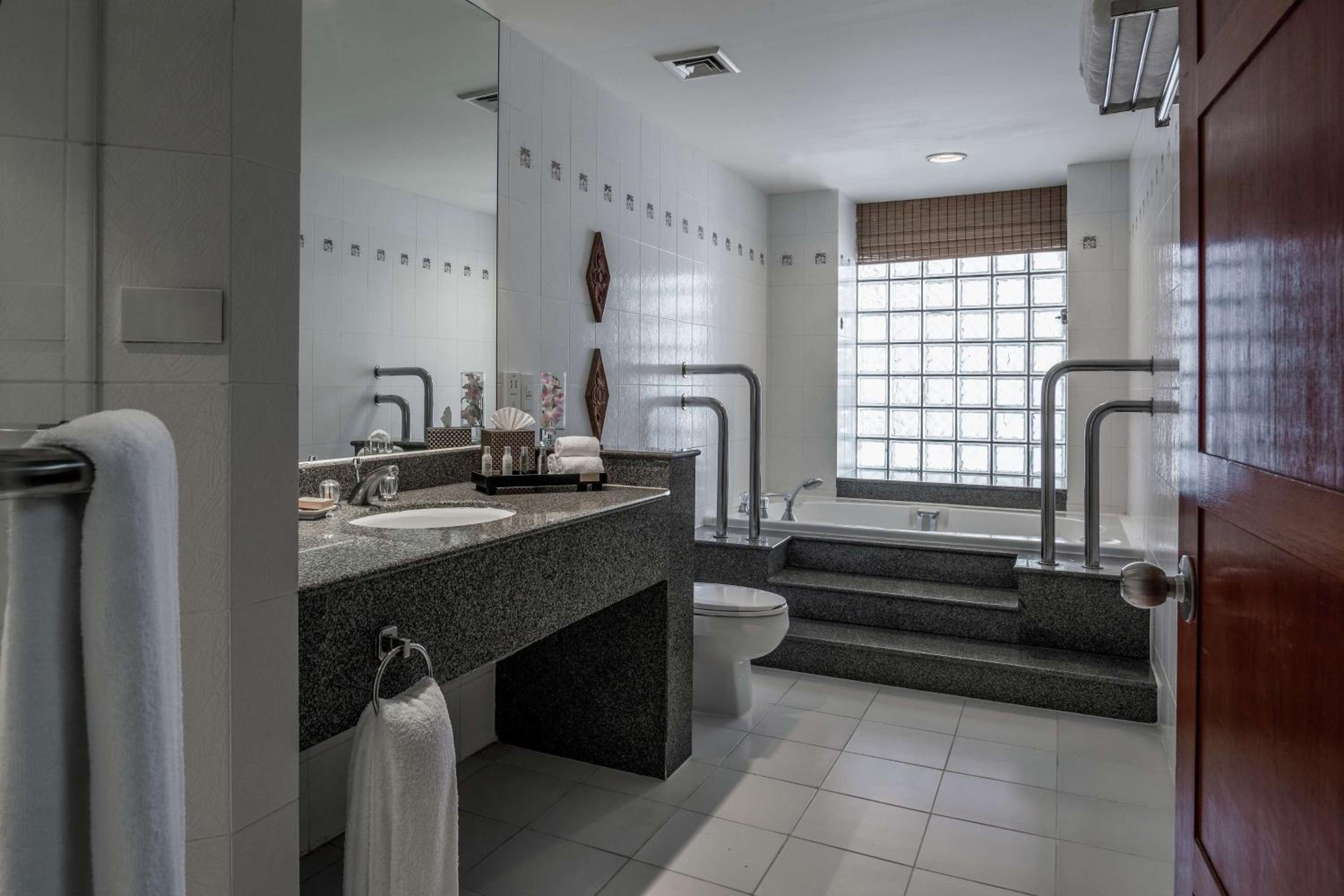 Twin Junior Suite with Ocean View - Photo 4