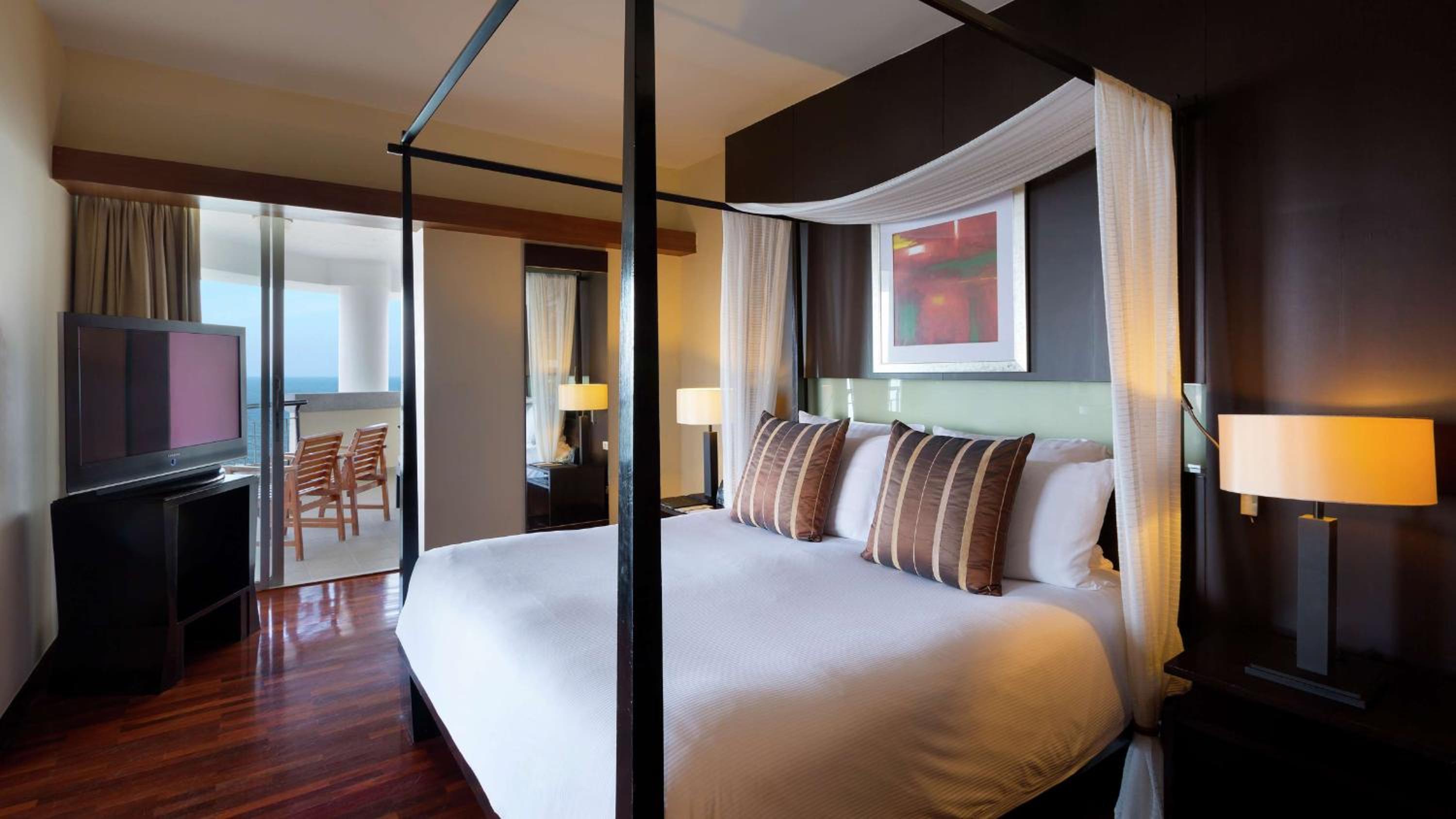 King Suite with Ocean View and Club Lounge Access photo 1