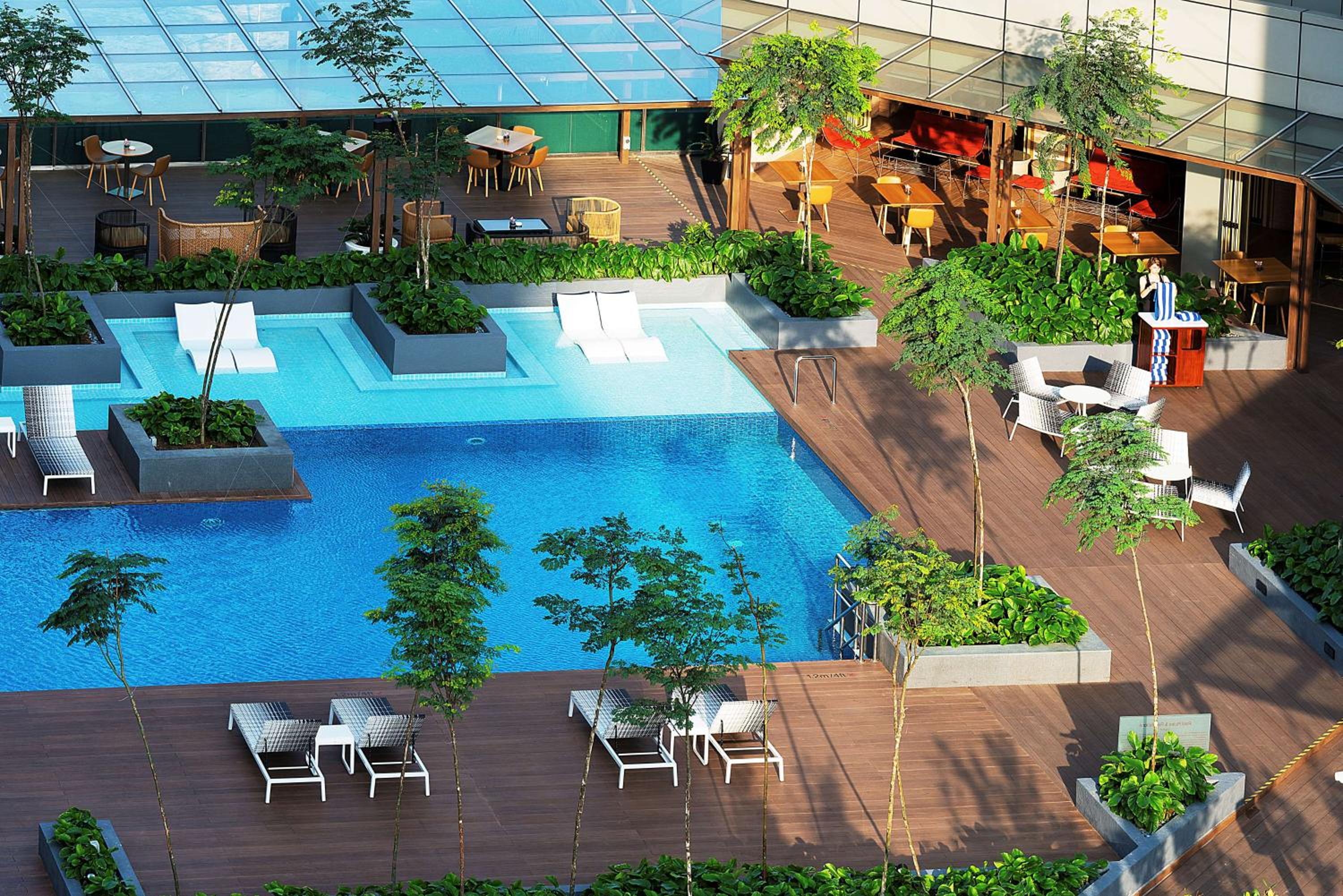 Deluxe King Room with Pool View - Photo 12
